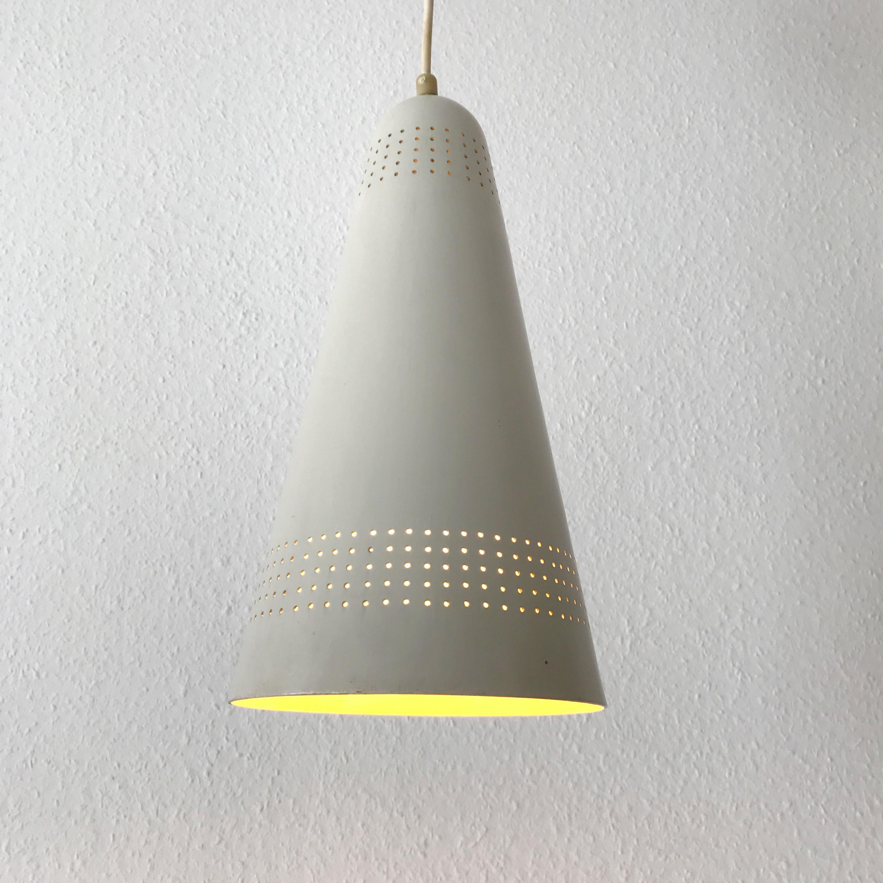 Smaltato Eccezionale lampada a sospensione o luce a sospensione della modernità di metà secolo, anni '60, Scandinavia in vendita