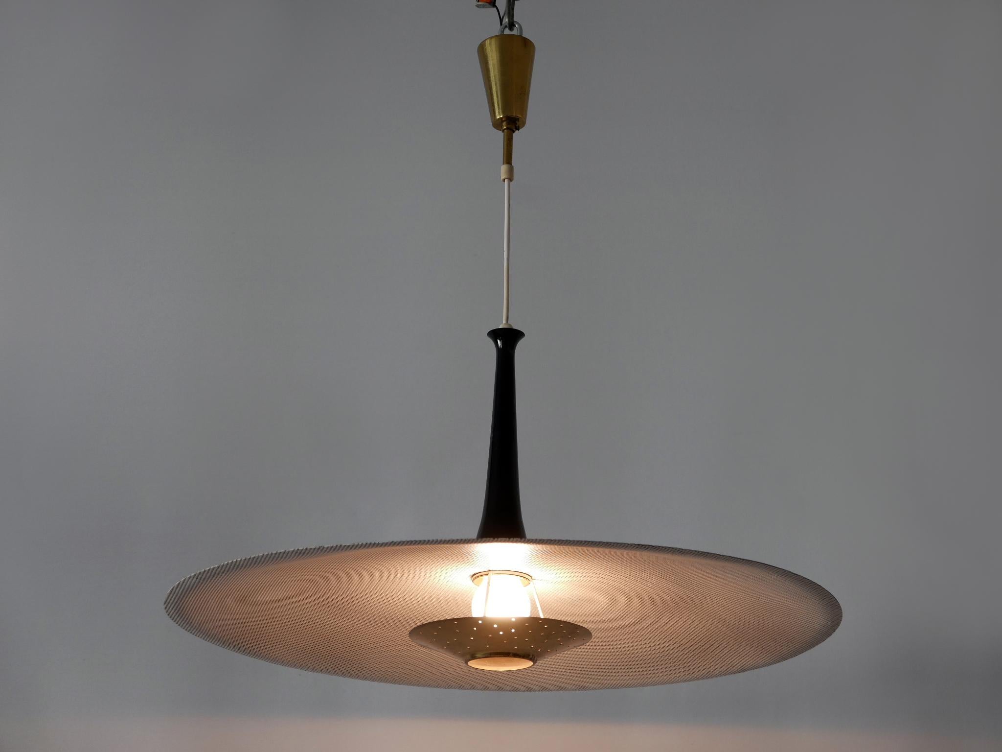 Rarissime, élégante et très décorative lampe suspendue ou lampe à suspendre Mid-Century Modern avec métal perforé et réflecteurs en laiton. Conçue et fabriquée en Allemagne, dans les années 1950.

Réalisée en métal émaillé et perforé et en laiton,