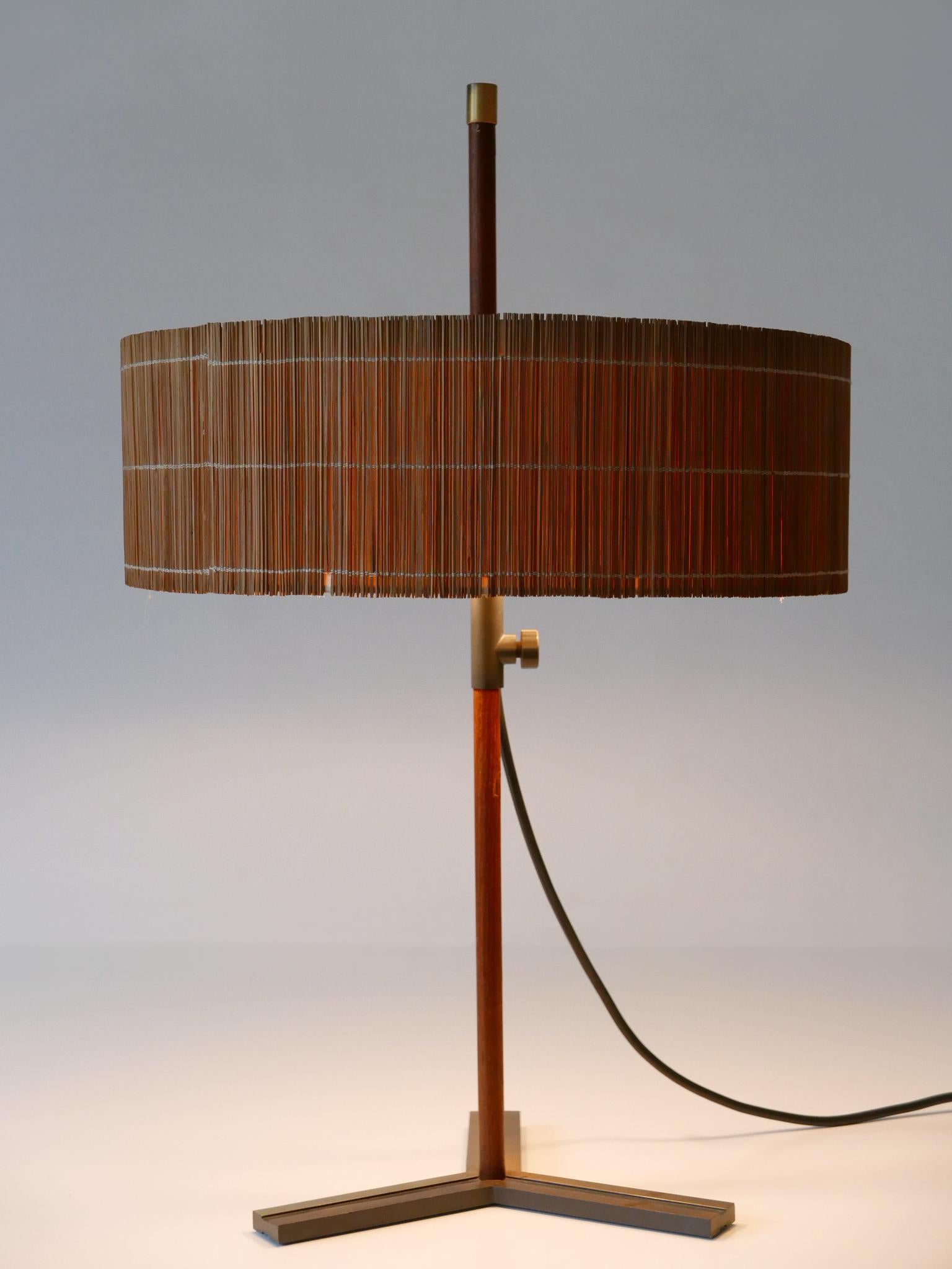 Rarísima y elegante lámpara de sobremesa Mid Century Modern. Modelo 45149/022. Altura ajustable. Diseñado y fabricado por Kaiser Leuchten, Alemania, década de 1960. Etiqueta del fabricante en el brazo.

El diseño de la lámpara de sobremesa, con su