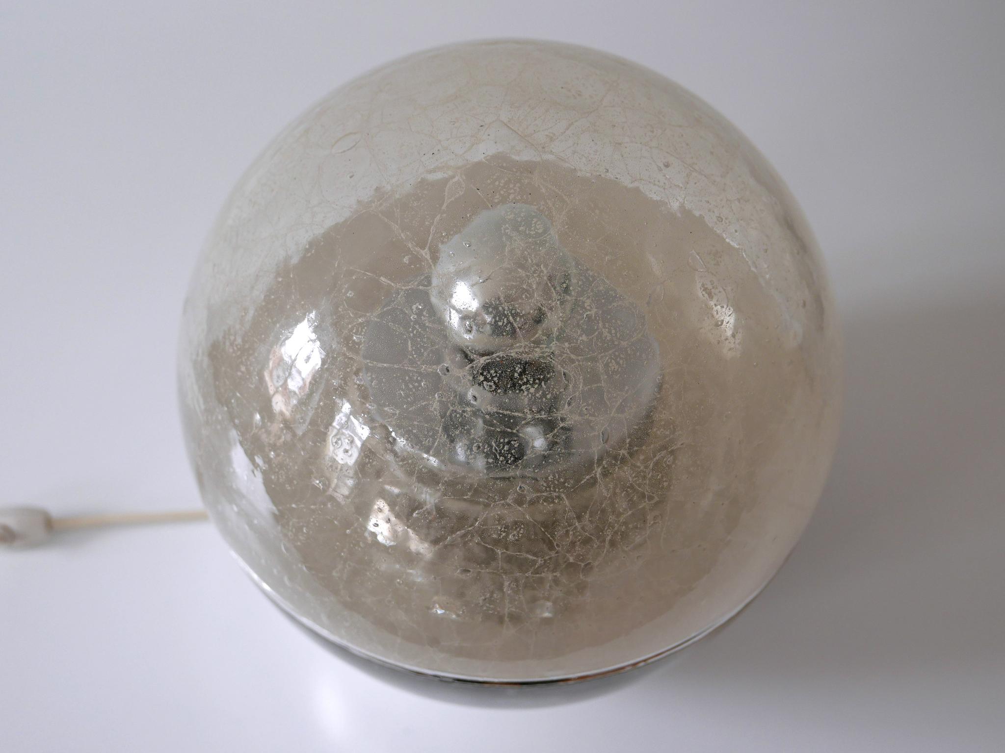 Métal Exceptionnel lampadaire ou lampe de bureau en forme de globe en verre texturé, de style moderne du milieu du siècle dernier, années 1960 en vente