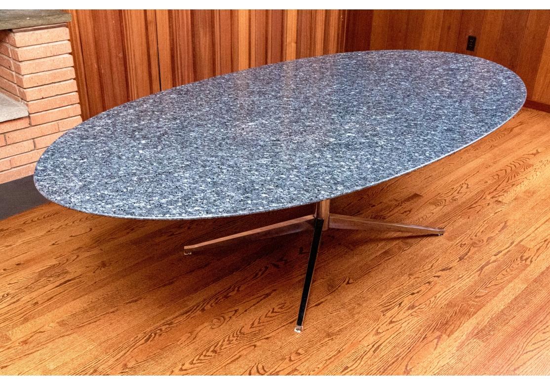 Exceptionnelle table de salle à manger mid century ovale en granit moucheté Attr. Saarinen en vente 5