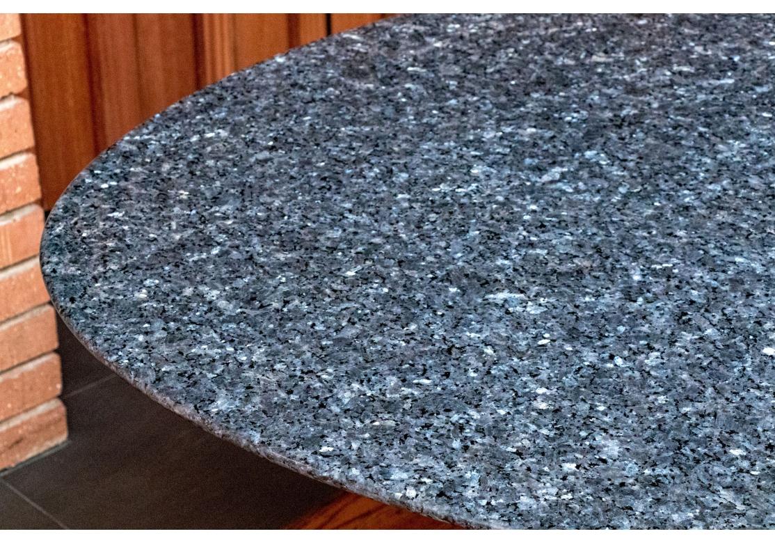 Exceptionnelle table de salle à manger mid century ovale en granit moucheté Attr. Saarinen en vente 6