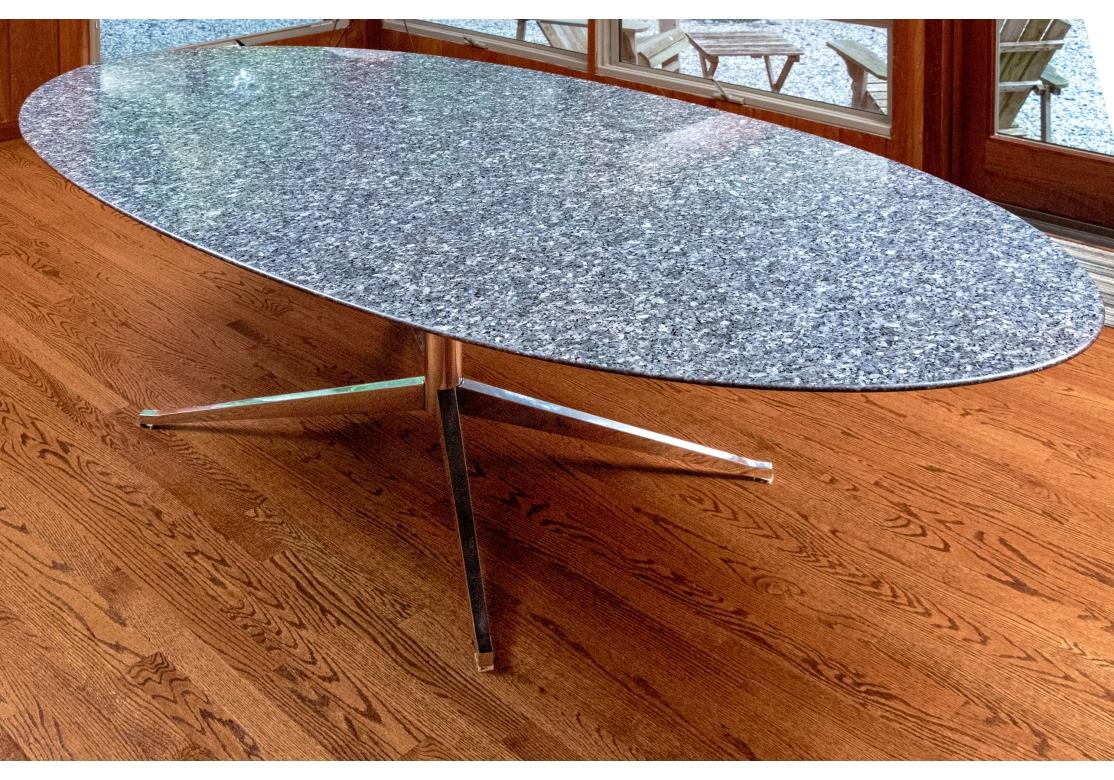 Exceptionnelle table de salle à manger mid century ovale en granit moucheté Attr. Saarinen en vente 7
