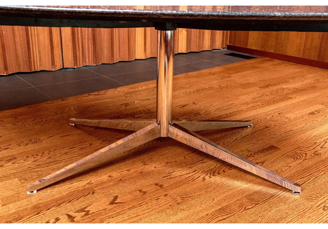 Mid-Century Modern Exceptionnelle table de salle à manger mid century ovale en granit moucheté Attr. Saarinen en vente