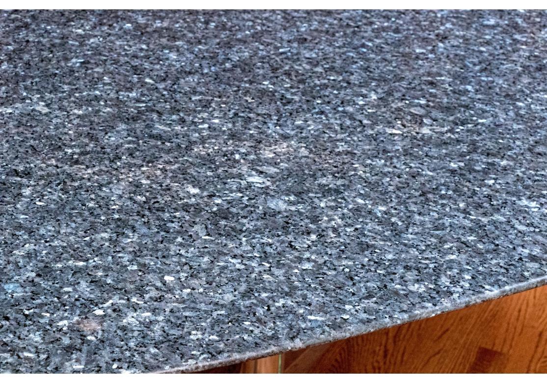 20ième siècle Exceptionnelle table de salle à manger mid century ovale en granit moucheté Attr. Saarinen en vente