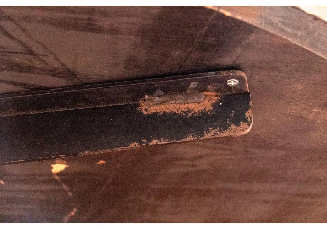 Chrome Exceptionnelle table de salle à manger mid century ovale en granit moucheté Attr. Saarinen en vente