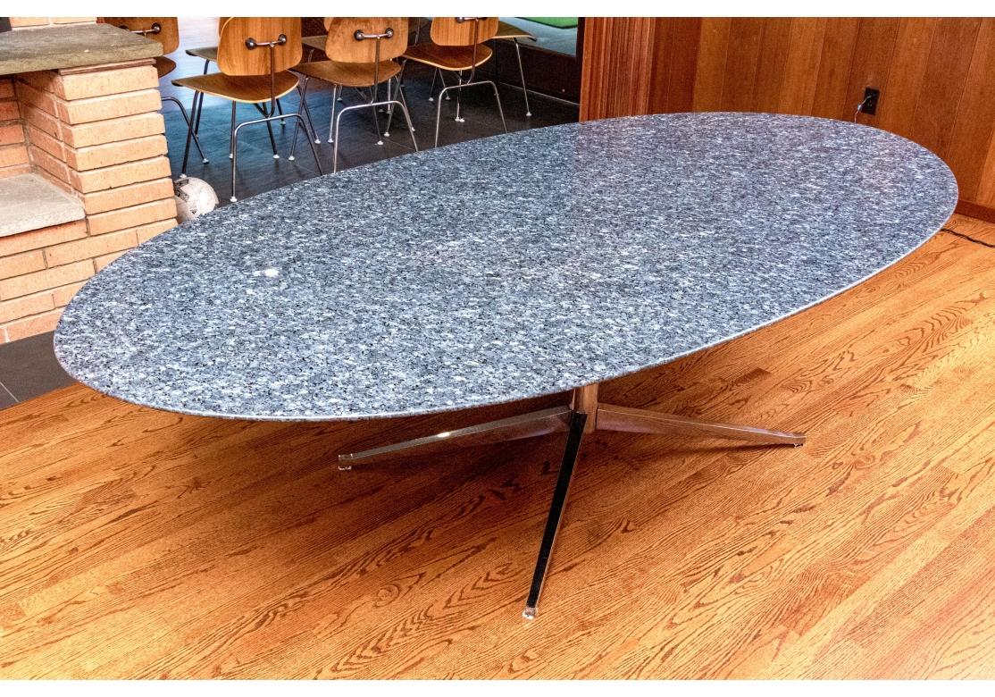 Exceptionnelle table de salle à manger mid century ovale en granit moucheté Attr. Saarinen en vente 2