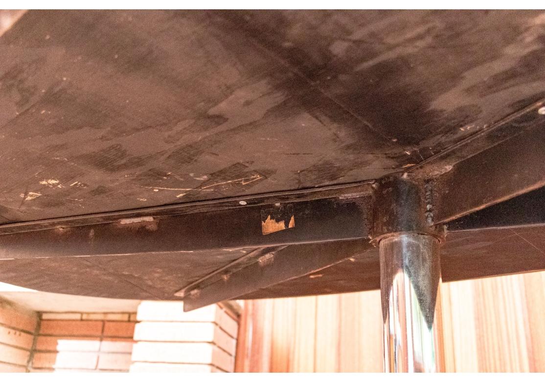 Exceptionnelle table de salle à manger mid century ovale en granit moucheté Attr. Saarinen en vente 3