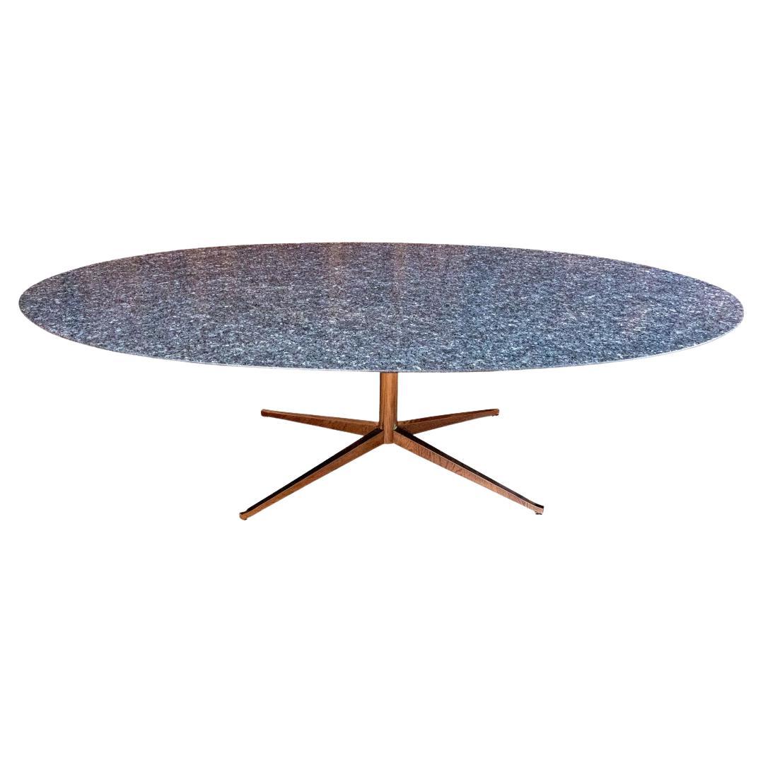 Exceptionnelle table de salle à manger mid century ovale en granit moucheté Attr. Saarinen en vente