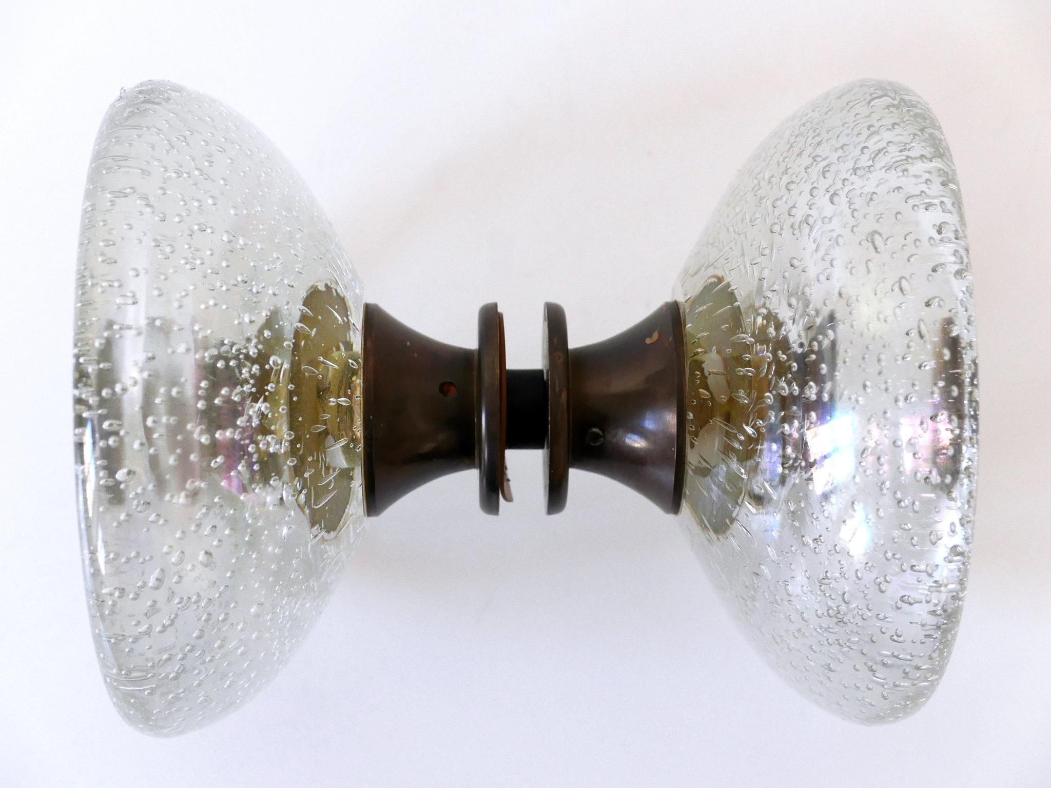 Extremely rare and elegant Mid-Century Modern double push & pull door handle in clear Murano glass with air bubbles.

Two identical door handles available!

Executed in Murano glass and brass.

Dimensions:
Diameter 5.91 in. (15 cm)
Depth of