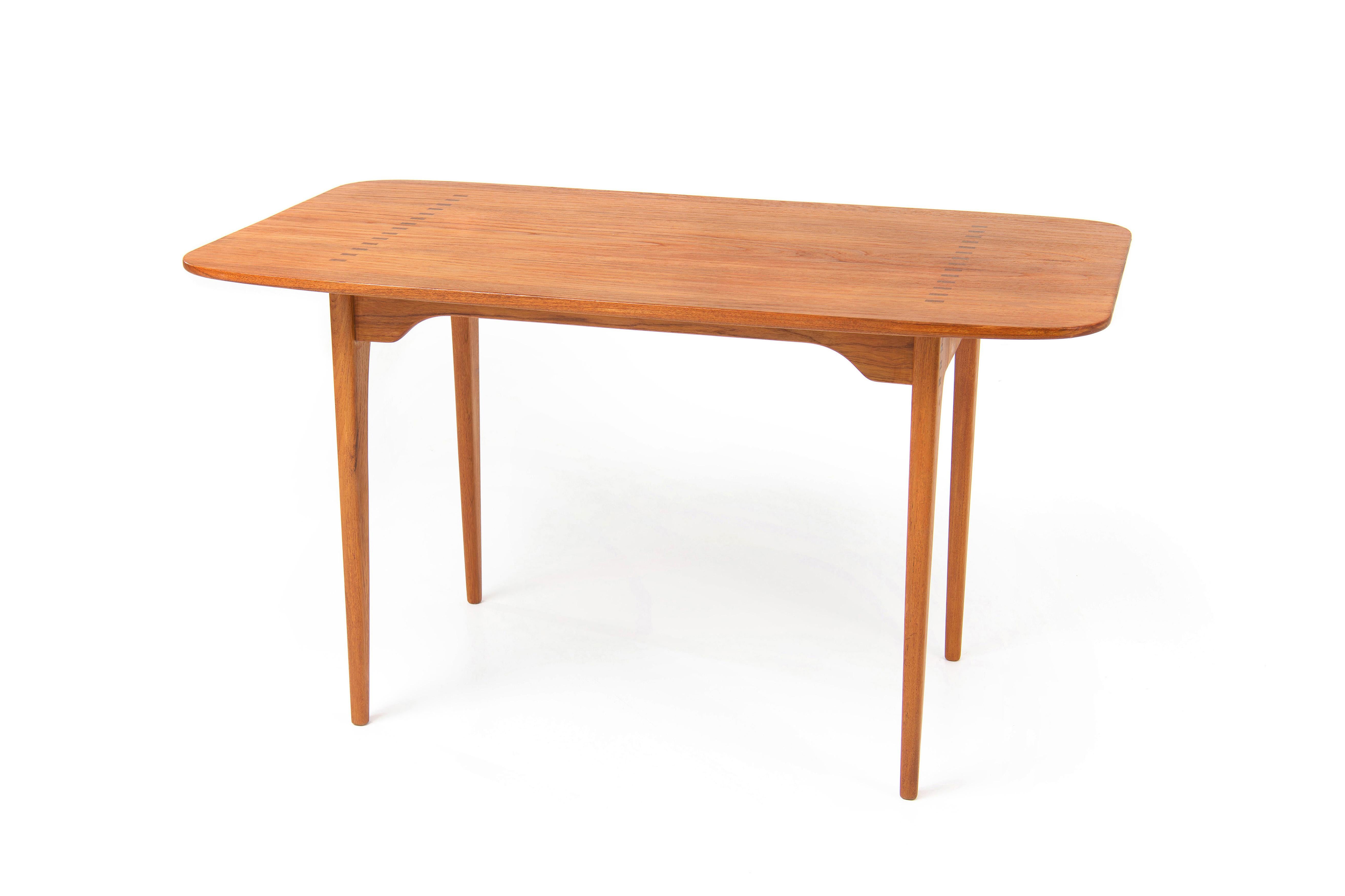 Questo elegante tavolo, unico nel suo genere, è stato realizzato in Svezia a metà degli anni Cinquanta. La sua finitura di alta qualità è il lavoro di un ebanista d'eccezione. Il piano del tavolo in teak massiccio è fissato alla base con incastri a