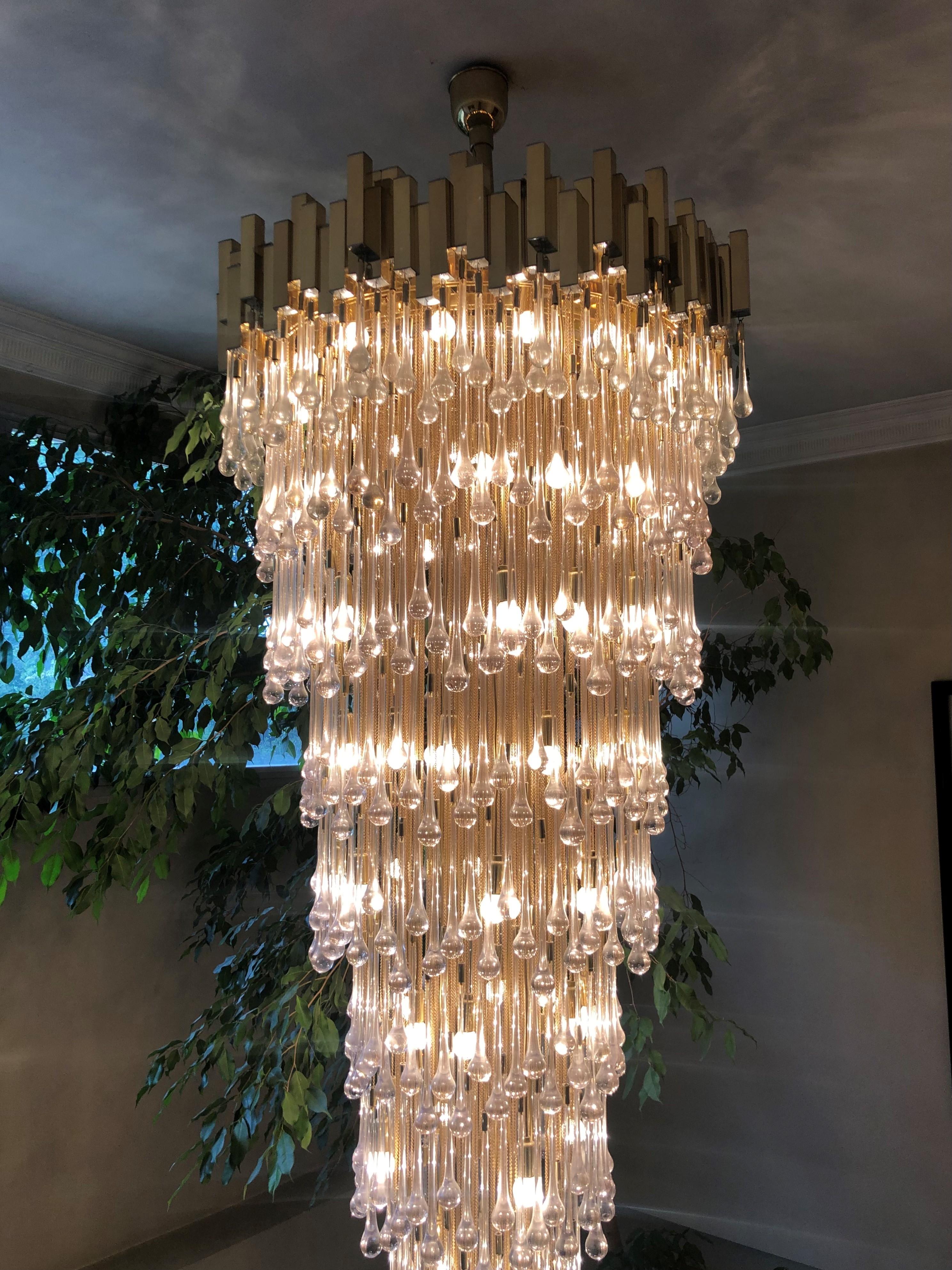 Merveilleux, unique et exceptionnel grand lustre espagnol du milieu du siècle, fabriqué dans les années 1970 par BD Lumica, Barcelone.
BD Lumica était une prestigieuse entreprise espagnole, basée à Barcelona, qui produisait des éclairages design et