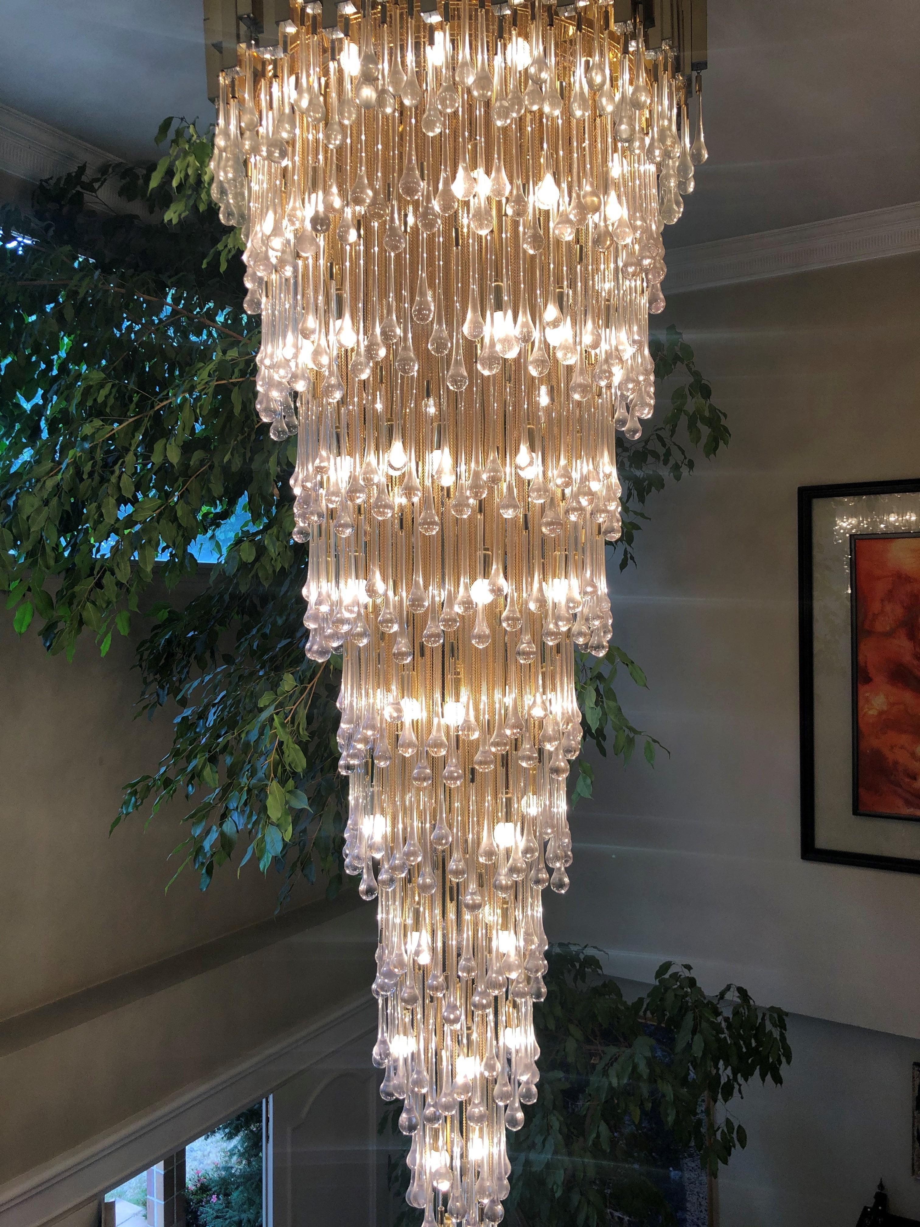 Laiton Exceptionnel lustre en verre en forme de goutte d'eau du milieu du siècle dernier de BD Lumica, Barcelone, 1970 en vente