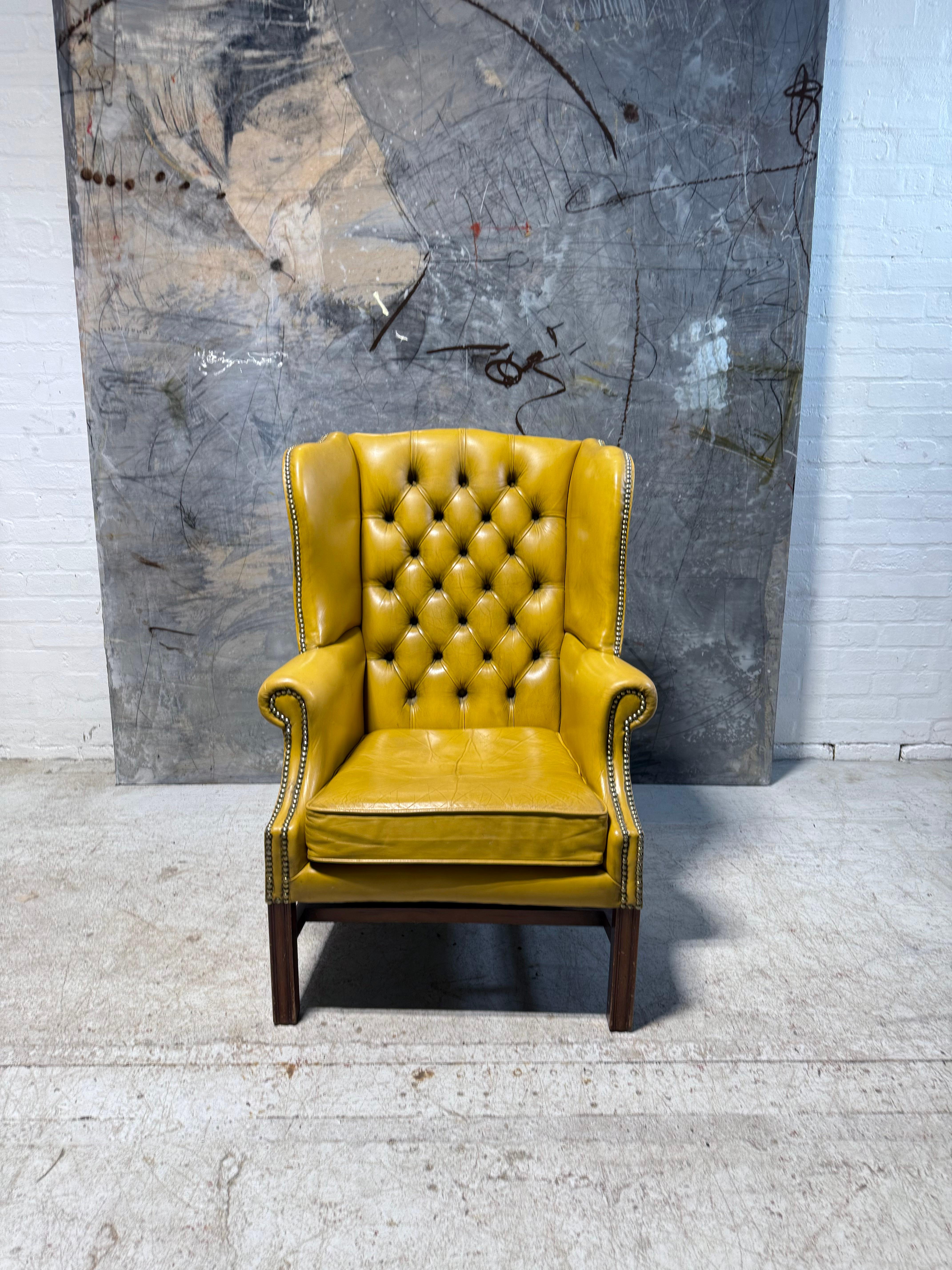 Britannique Exceptionnelles chaises à dossier à ailes Chesterfield du milieu du siècle dernier en cuir citron doux d'origine en vente