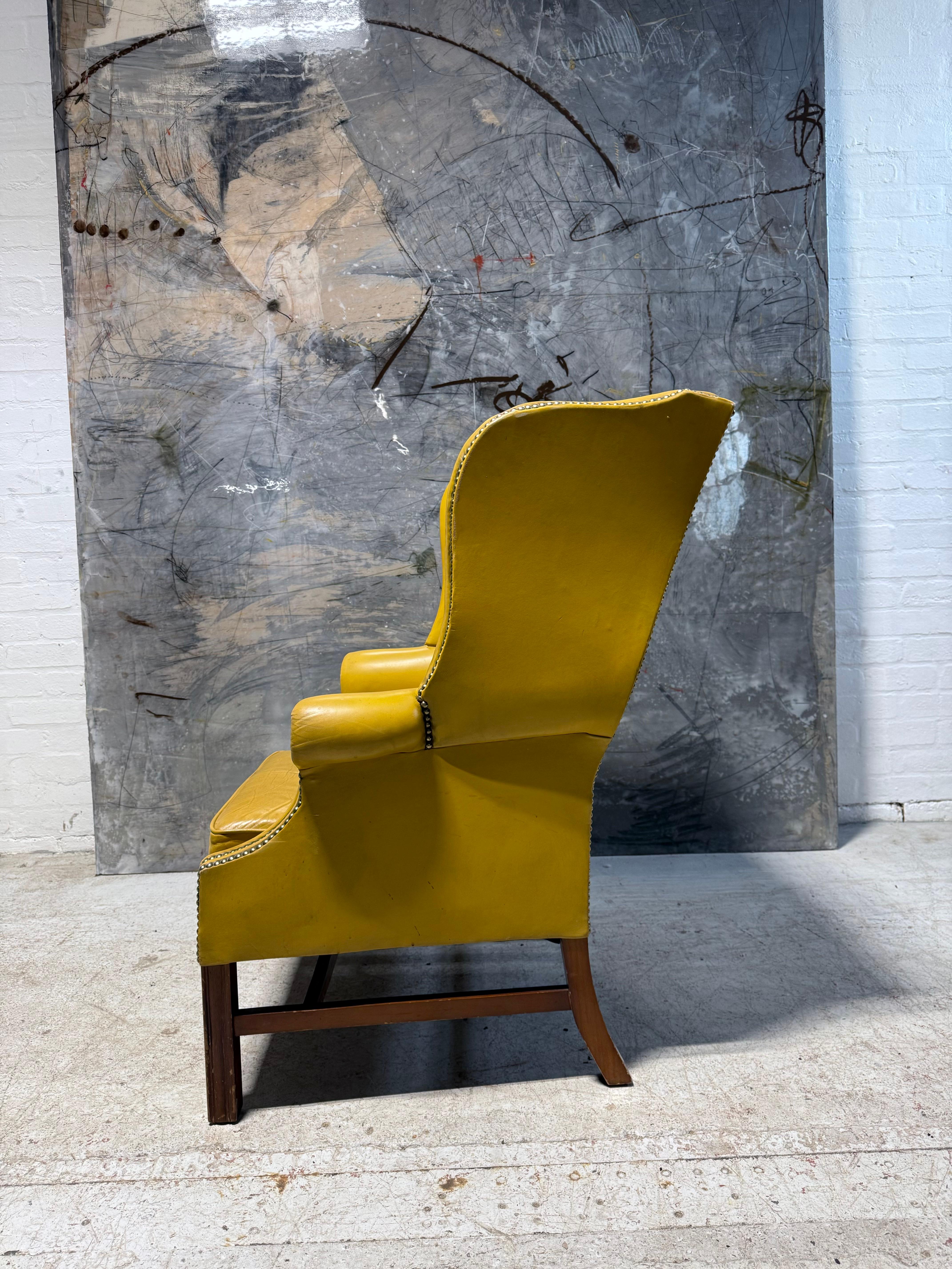 Exceptionnelles chaises à dossier à ailes Chesterfield du milieu du siècle dernier en cuir citron doux d'origine Bon état - En vente à London, GB