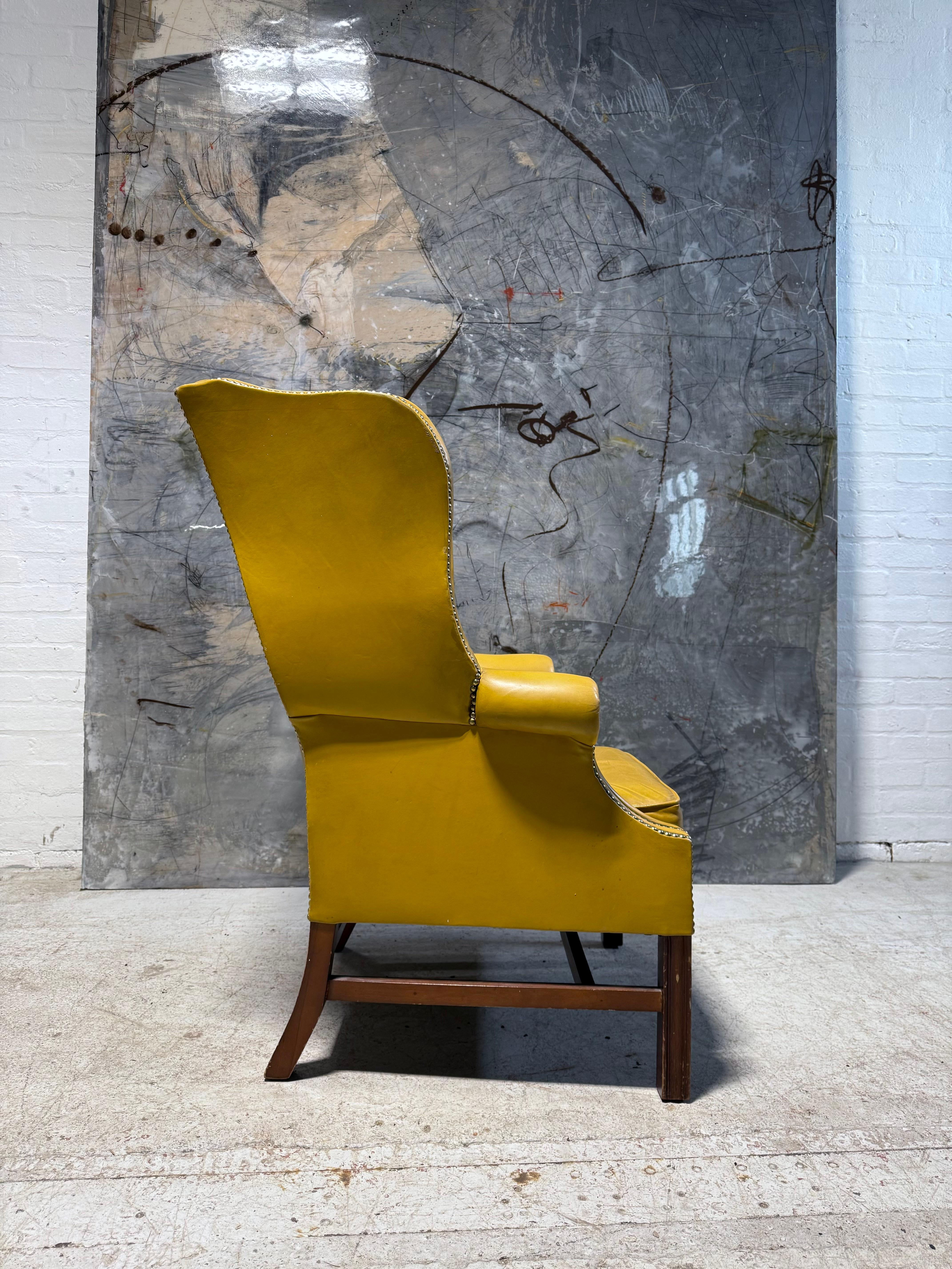 20ième siècle Exceptionnelles chaises à dossier à ailes Chesterfield du milieu du siècle dernier en cuir citron doux d'origine en vente