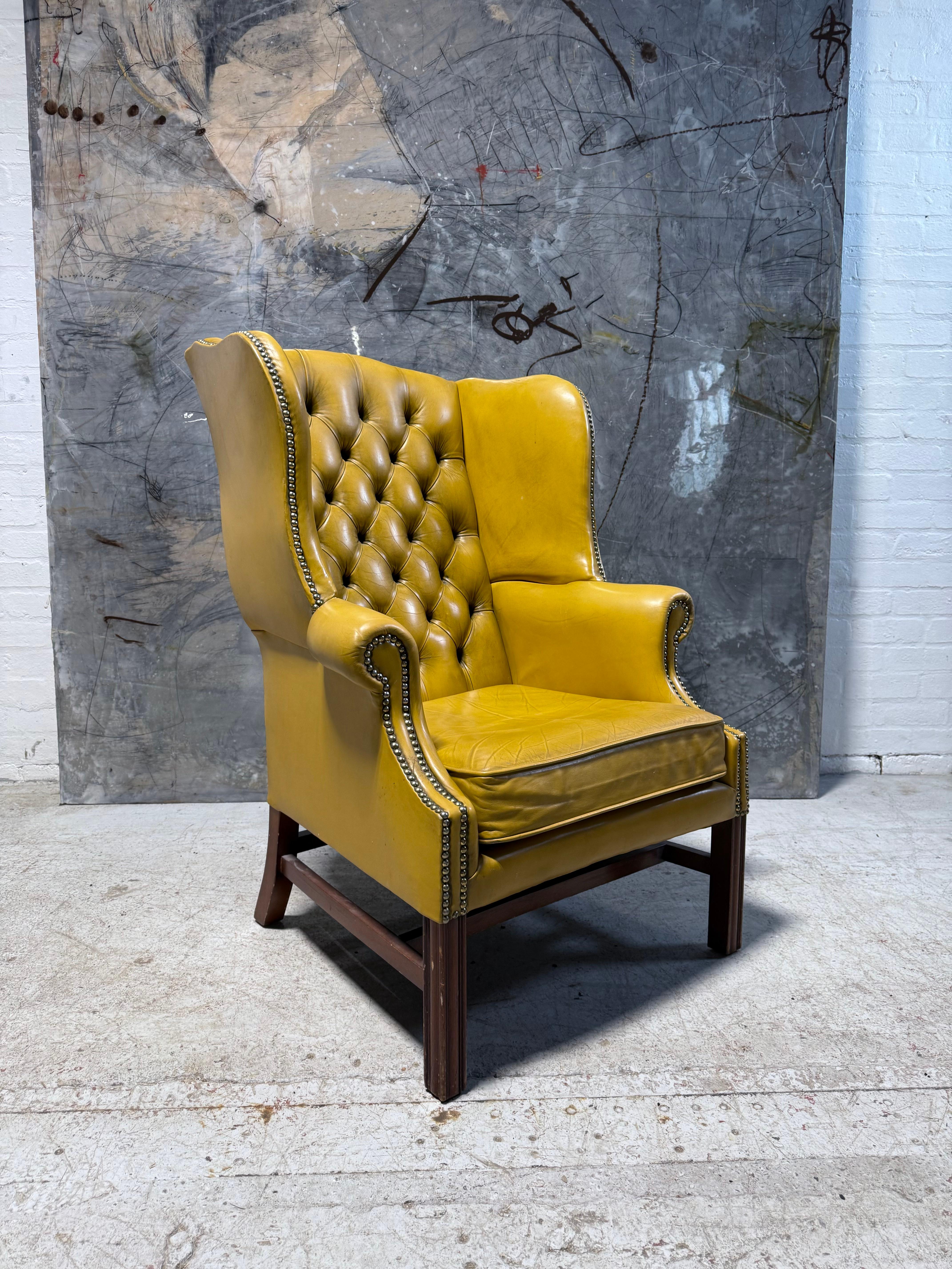 Cuir Exceptionnelles chaises à dossier à ailes Chesterfield du milieu du siècle dernier en cuir citron doux d'origine en vente