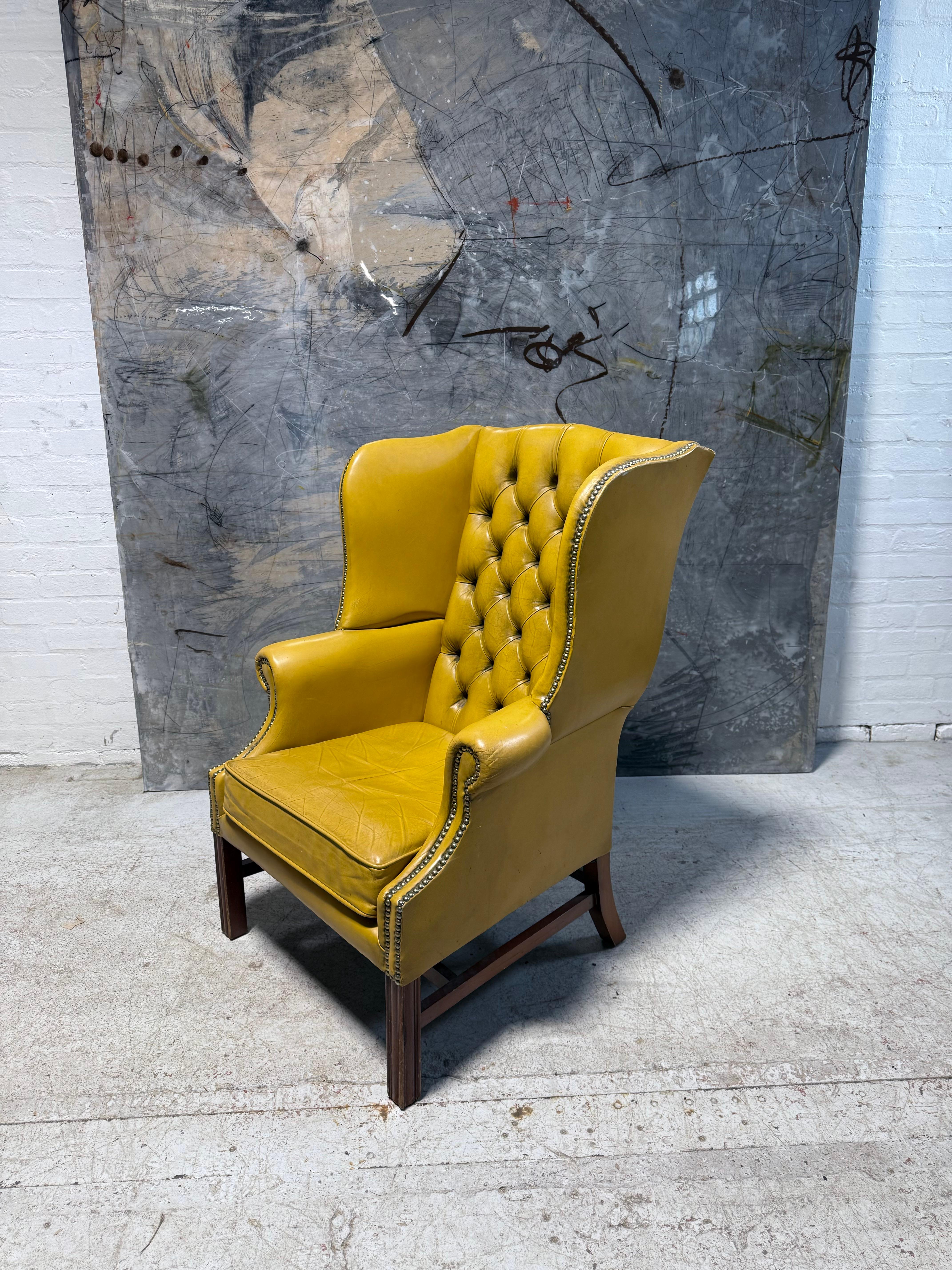 Exceptionnelles chaises à dossier à ailes Chesterfield du milieu du siècle dernier en cuir citron doux d'origine en vente 1
