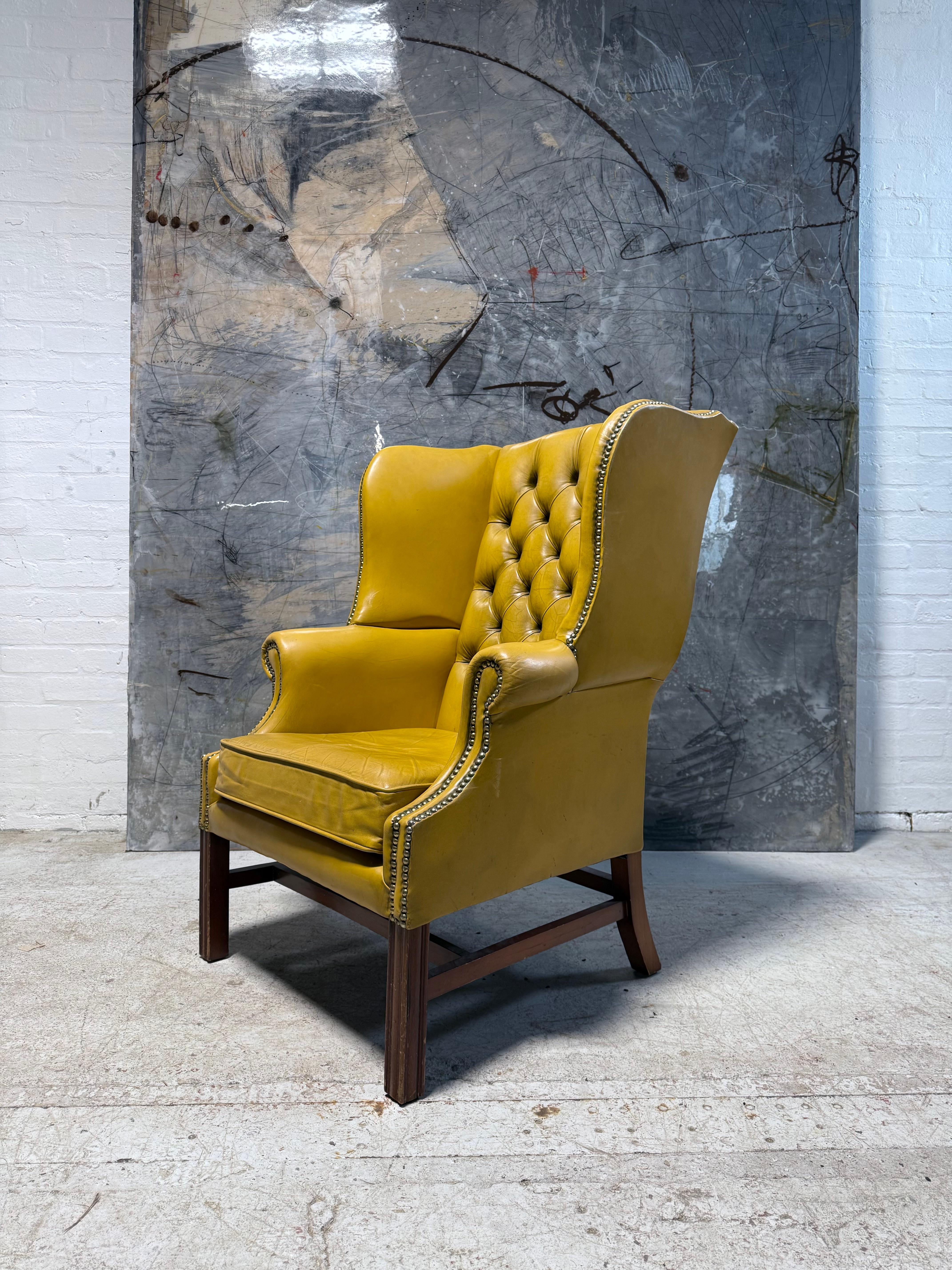 Exceptionnelles chaises à dossier à ailes Chesterfield du milieu du siècle dernier en cuir citron doux d'origine en vente 2