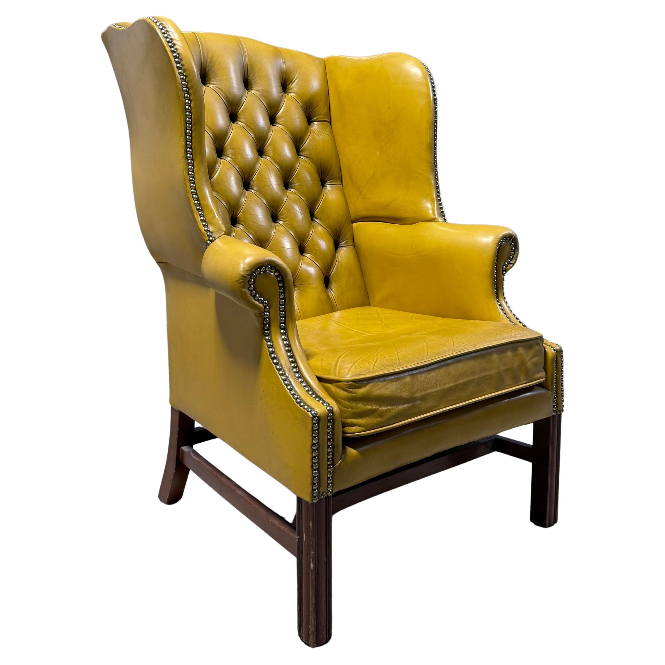 Eccezionali sedie Chesterfield con schienale ad ala della metà del secolo scorso in morbida pelle originale color limone
