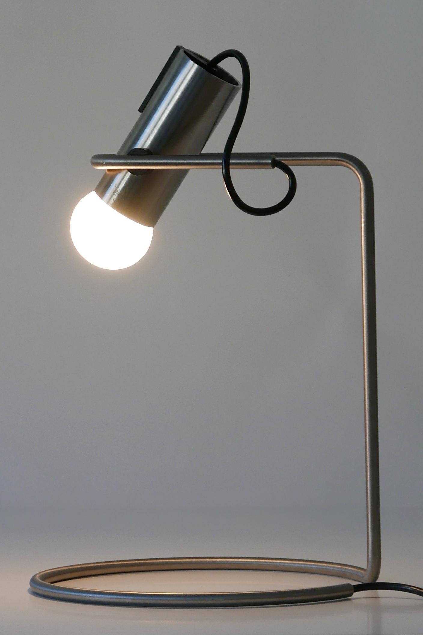 Äußerst seltene, minimalistische Mid-Century Modern Tischlampe oder Schreibtischlampe. Hergestellt wahrscheinlich in Italien in den 1960er/1970er Jahren.

Ausgeführt in Stahlrohr und -blech, benötigt die Lampe 1 x E27 / E26 Edison-Schraubfassung