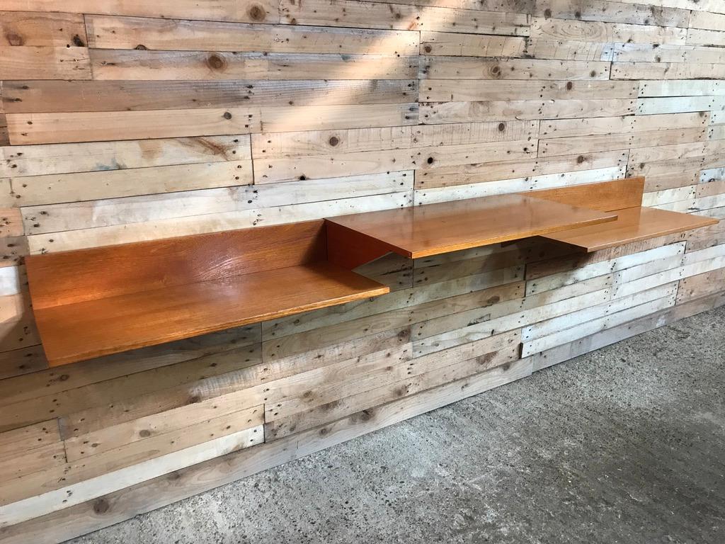 Totally free-hanging teak 1960 Retro Desk, super minimalistic. it has a large desk and two shelves. Height can be adjusted as required, it is very easy to fix to the wall (with metal or wooden wall brackets which are all included!) .

We have been