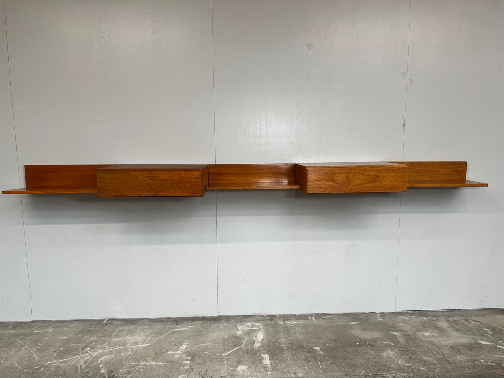 Scrivania retrò di grandi dimensioni in teak 1960, completamente libera, super minimalista. Ha tre ripiani e due cassettiere. L'altezza può essere regolata a piacimento, è molto facile da fissare alla parete (con le staffe da parete in metallo o in