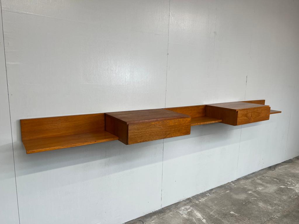 Mid-Century moderno Eccezionale teak minimalista d'epoca totalmente libero di penzolare  Credenza Retro Desk in vendita