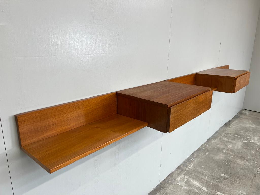 Britannico Eccezionale teak minimalista d'epoca totalmente libero di penzolare  Credenza Retro Desk in vendita
