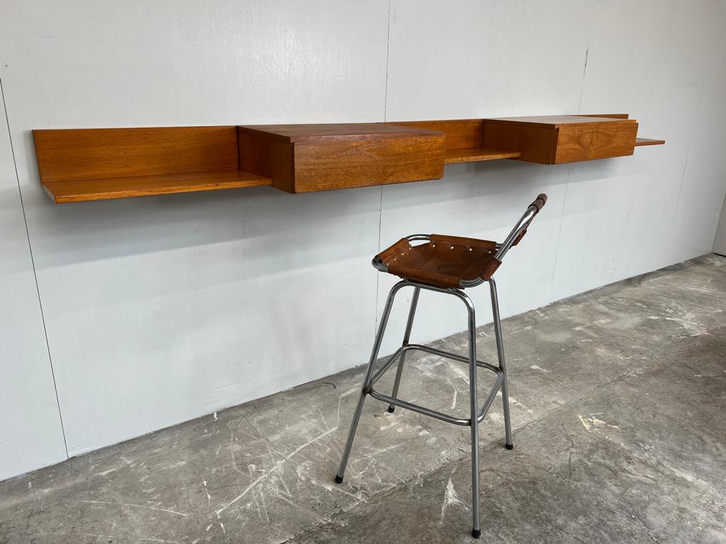 Teak Eccezionale teak minimalista d'epoca totalmente libero di penzolare  Credenza Retro Desk in vendita