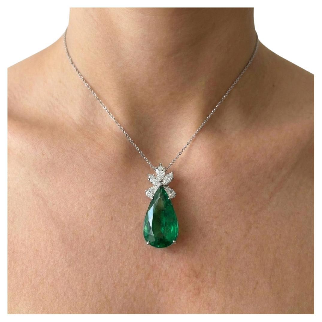 Exceptionnel Pendentif Emeraude Colombienne Certifiée GIA - 25.41 Carats en vente