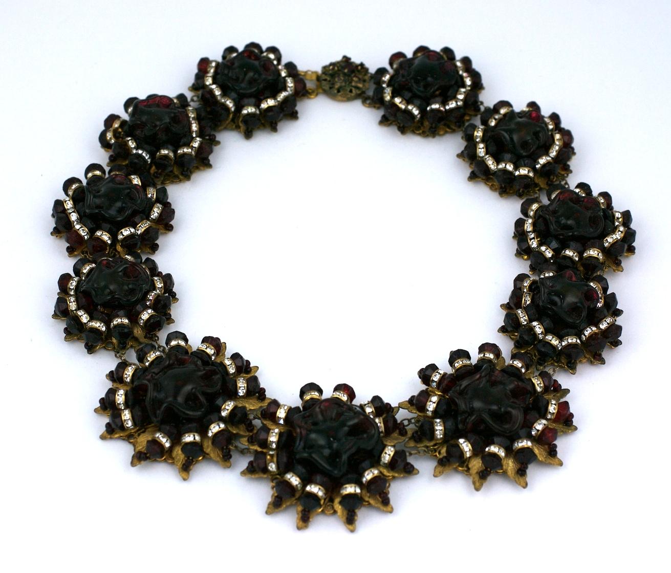 Exceptionnel collier de collection Miriam Haskell en rubis profond et pavé rondelle composé de stations floriformes graduées avec des centres de perles de fleurs en pate de verre faites à la main et brodées dans des motifs ensoleillés avec des