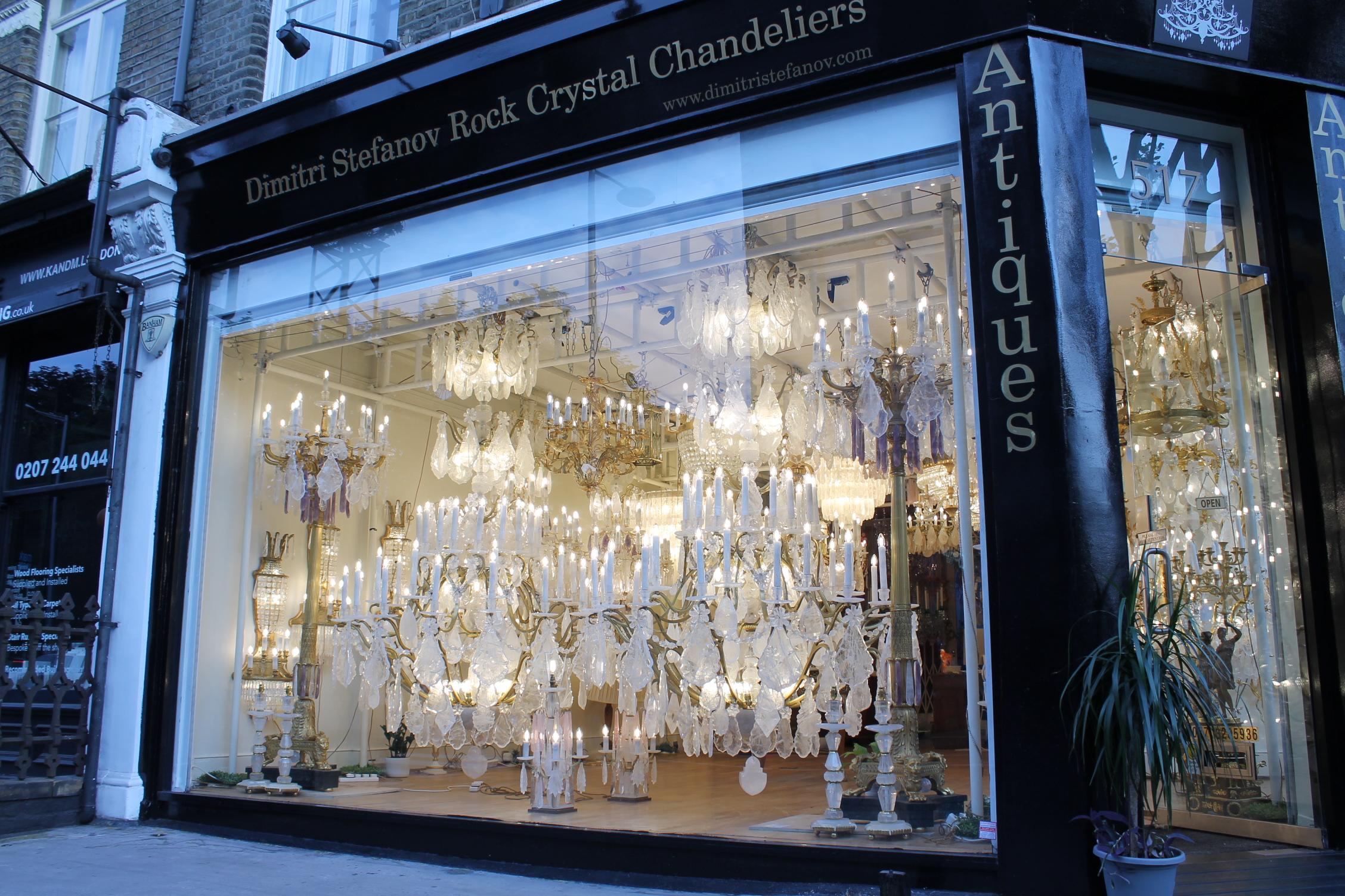 Un trio de lanternes en cristal de roche
Exceptionnelle lanterne en cristal de roche, monture en laiton dans un pur style français du 19ème siècle. Habillé de fleurs, de plaques et de gouttes en cristal de roche et orné de perles. La tige du cadre