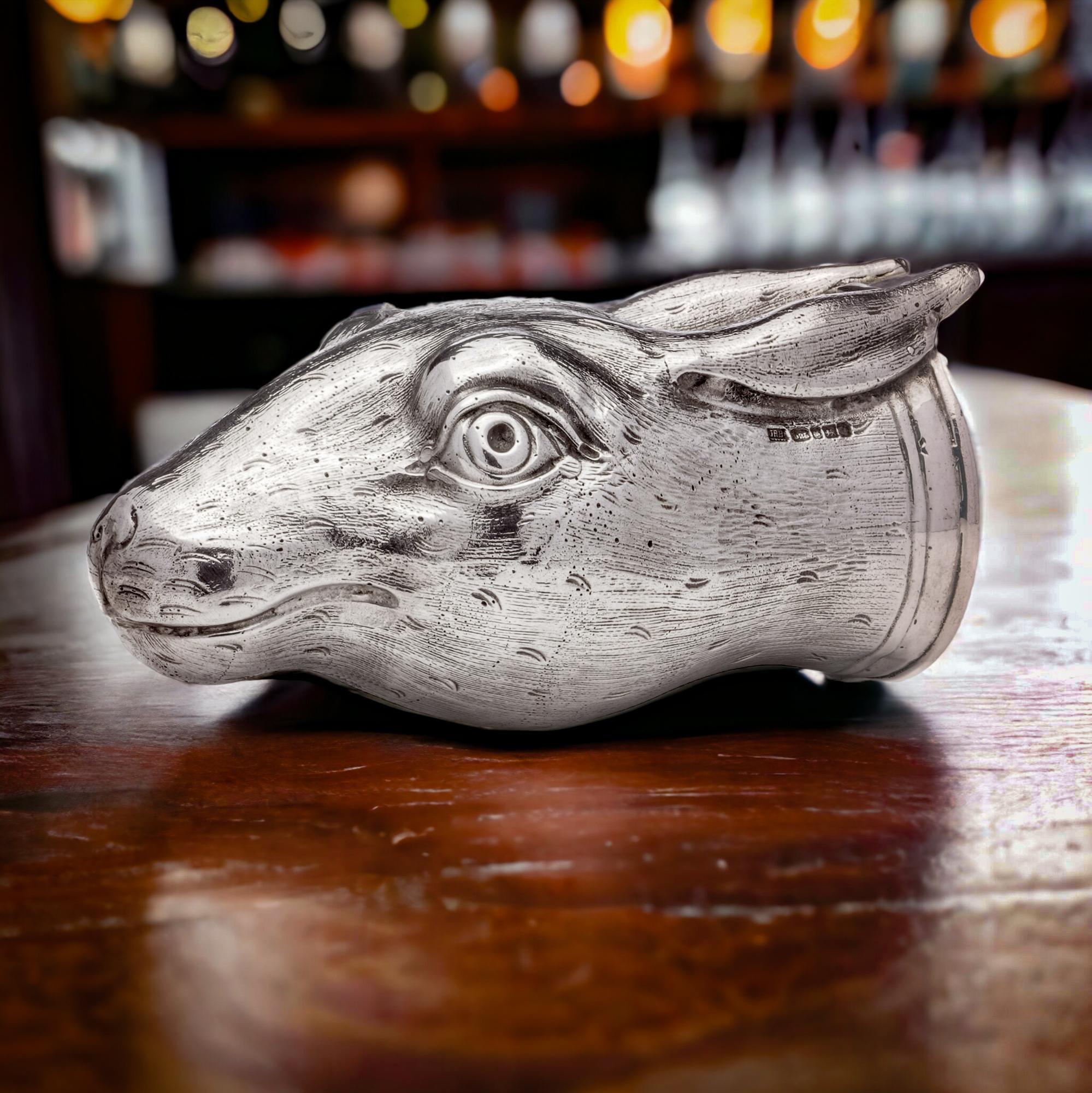 Außergewöhnliche moderne Sterling Silber Steigbügel Cup in Form eines Kaninchens.
Schöpfer: John Reginald Burrows.
Hergestellt im Vereinigten Königreich, Birmingham 2008.
Vollständig gepunzt.

Dieses vom renommierten Silberschmied John Reginald