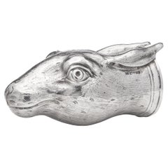 Außergewöhnlicher moderner Steigbügelbecher aus Sterlingsilber in Form eines Kaninchens