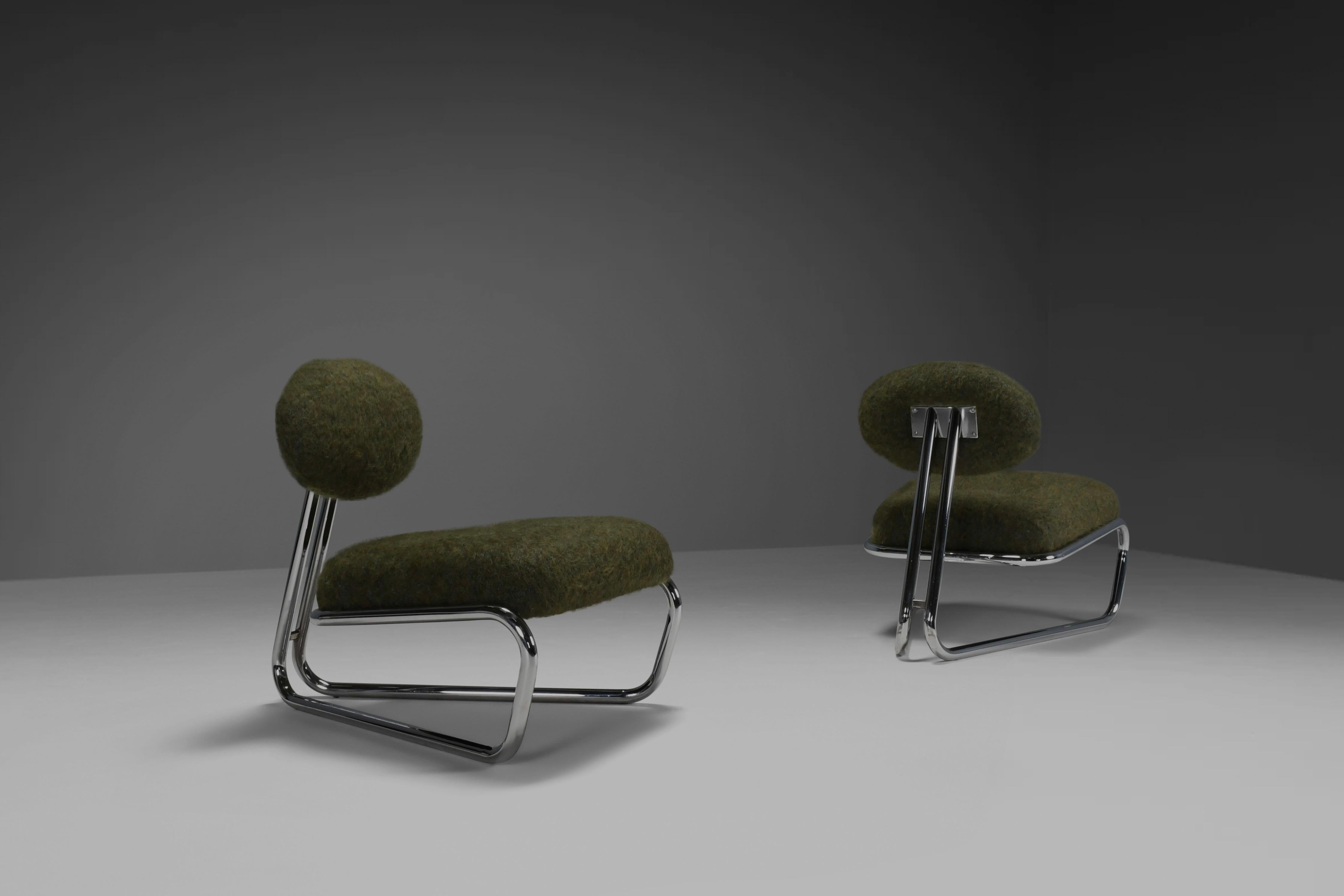 Schöne modernistische Lounge-Stühle in sehr gutem Zustand.

Diese Stühle wurden in den 1970er Jahren in Italien hergestellt.

Die freitragenden Gestelle sind aus verchromtem Stahl gefertigt und haben eine glänzende Oberfläche. 
Sie haben eine schöne
