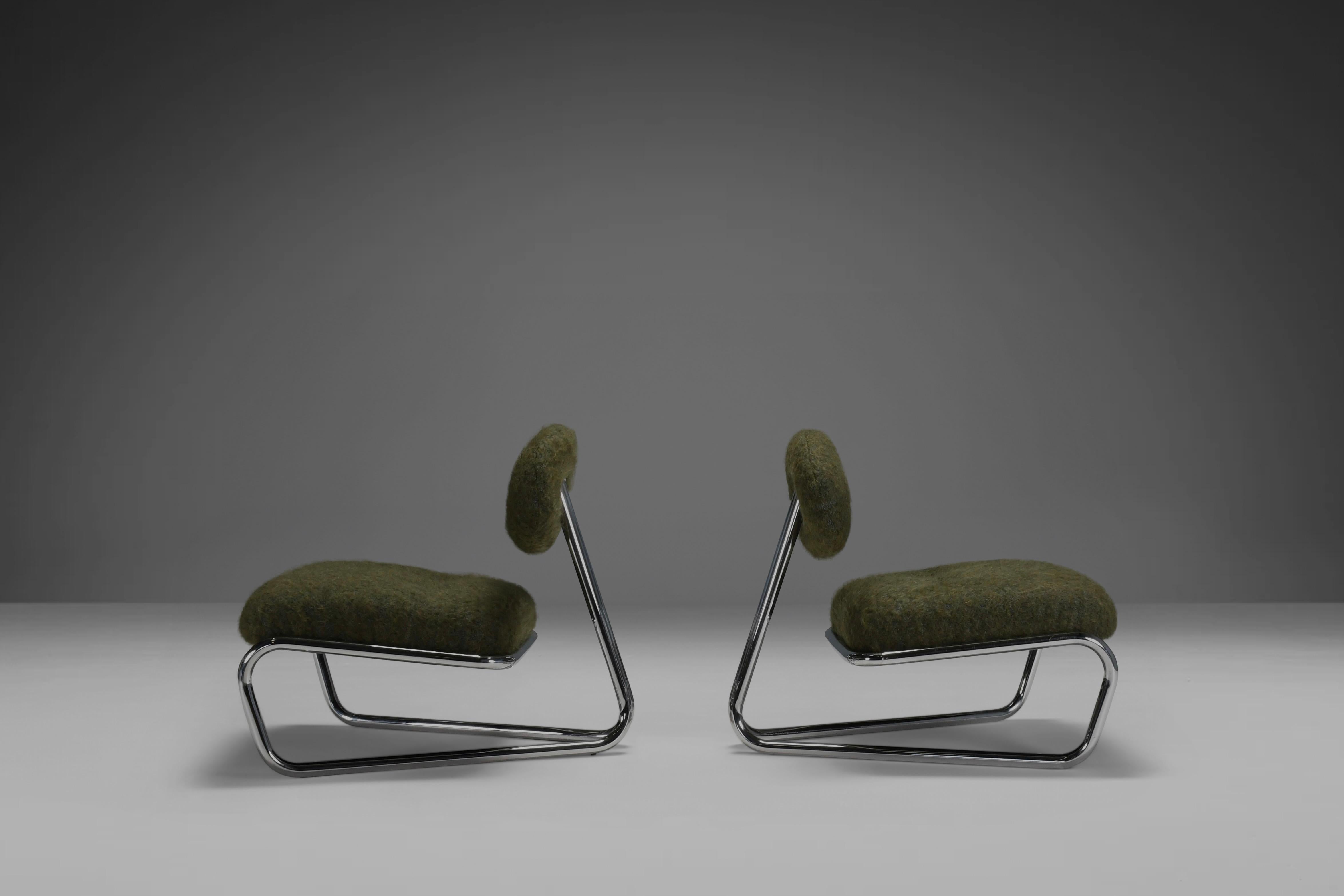 Exceptional Modernist Cantilever chairs in Wool and Alpaca, Italy 1970s  In Good Condition For Sale In Echt, NL