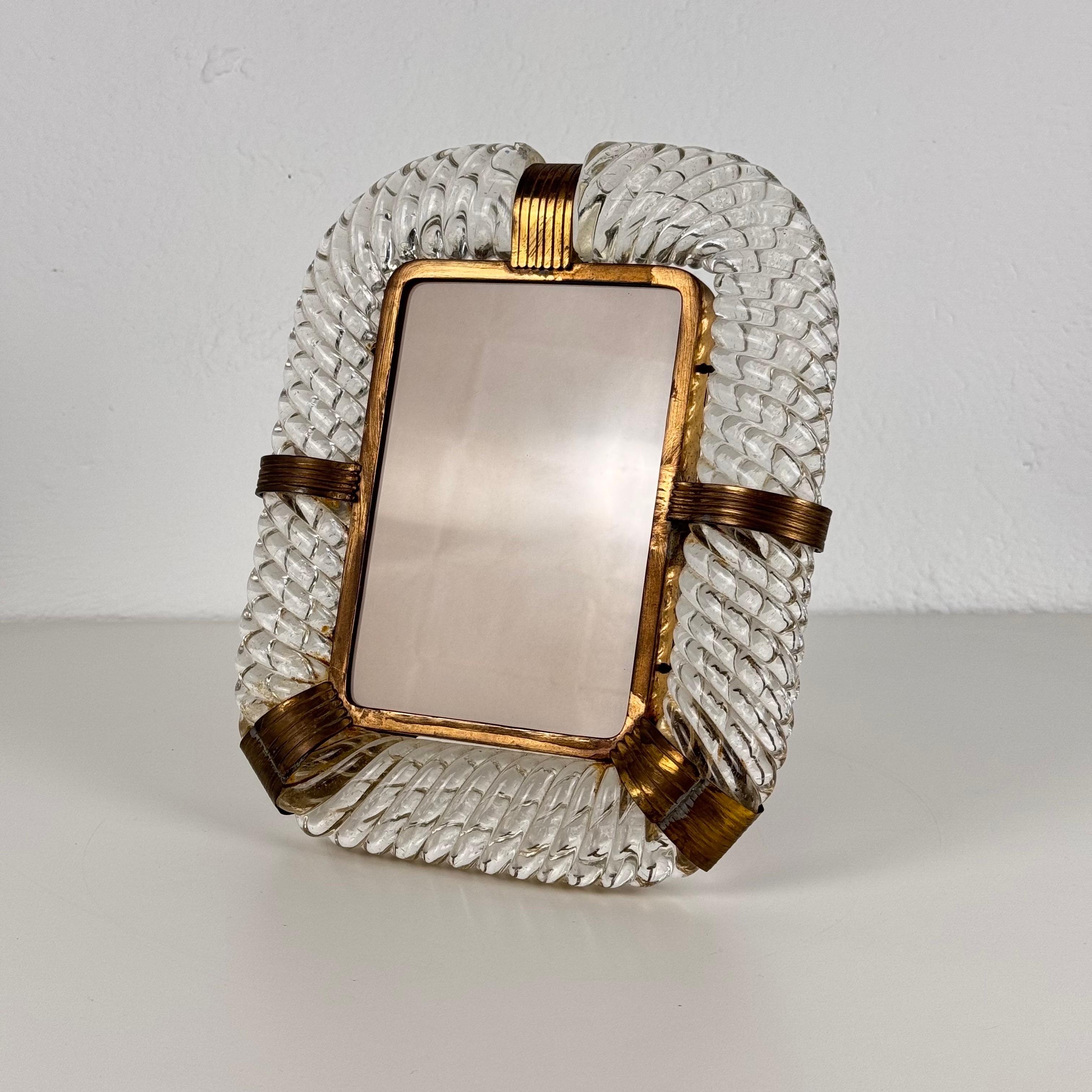Ein wirklich seltener und exquisiter Fotorahmen aus Murano-Glas und Messing von Ercole Barovier für Barovier & Toso aus den 1940er Jahren. Dieses signierte Stück zeichnet sich durch seine außergewöhnliche Handwerkskunst, seine vorzüglichen