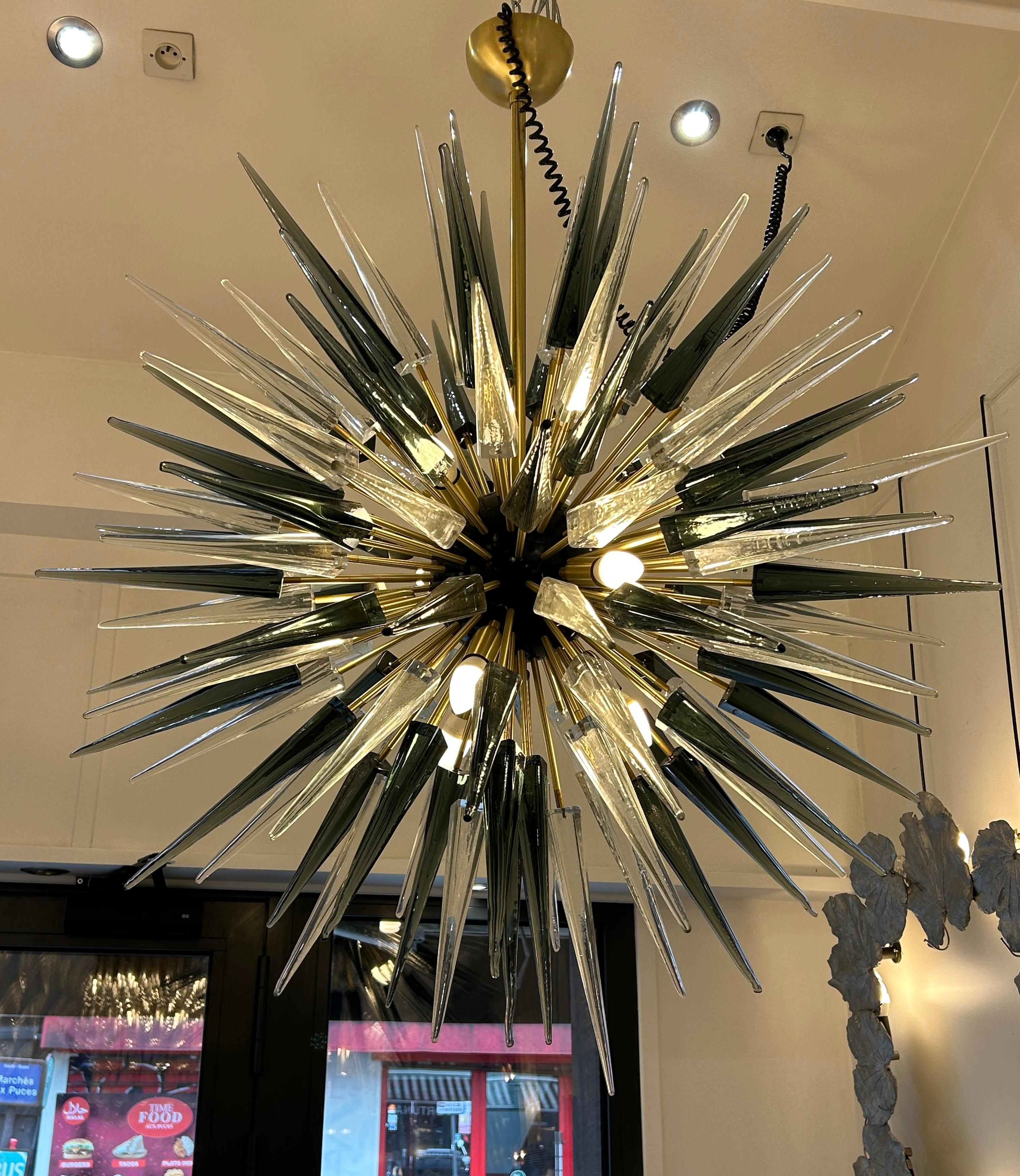 Lustre Sputnik en verre soufflé de Murano, de manière traditionnelle. 
118 éléments en verre
12 ampoules
 