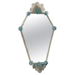 Miroir mural exceptionnel en verre de Murano orné de fleurs bleu clair, années 1920, Venise, Italie