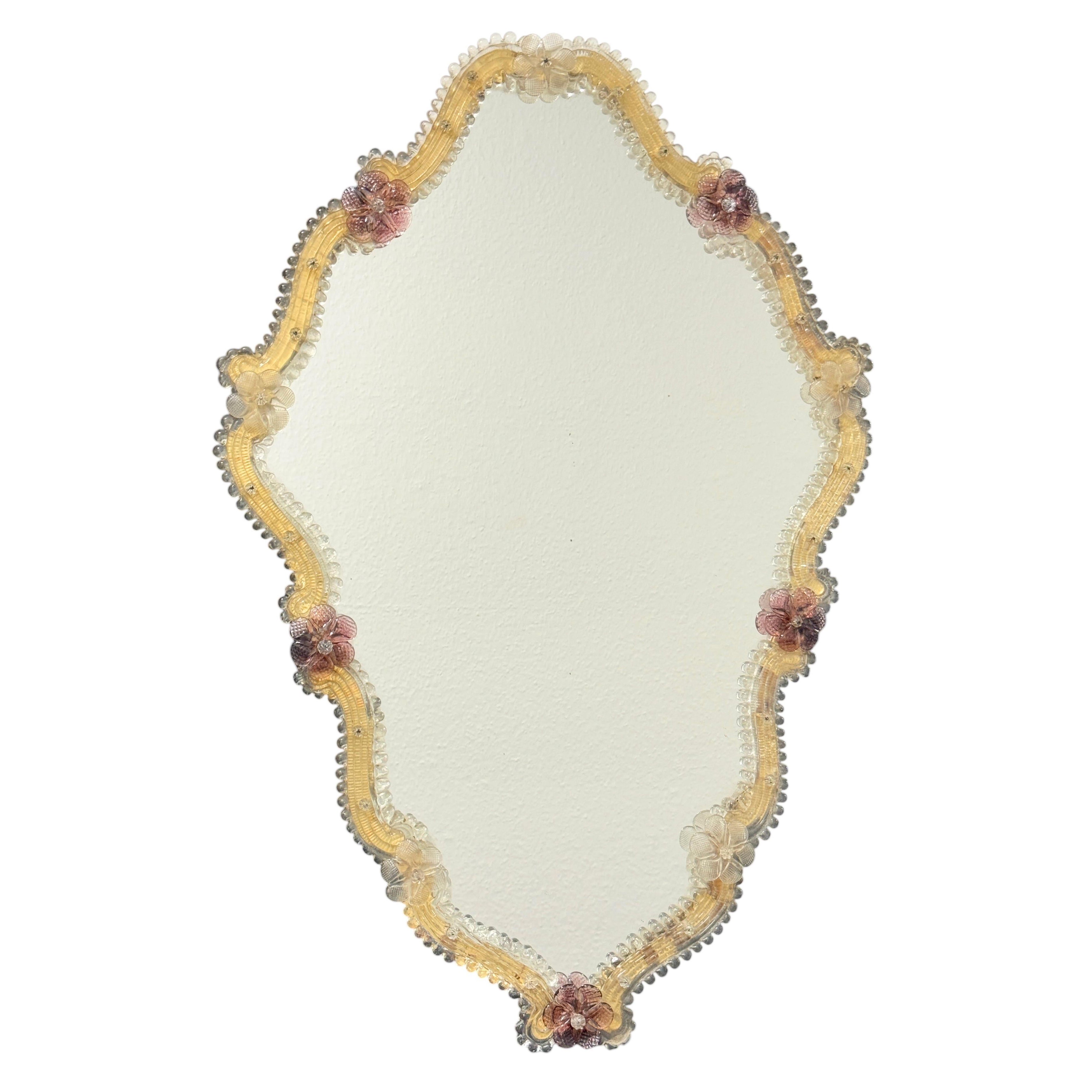 Espejo de pared excepcional de cristal de Murano con flores moradas y transparentes, Venecia, Italia