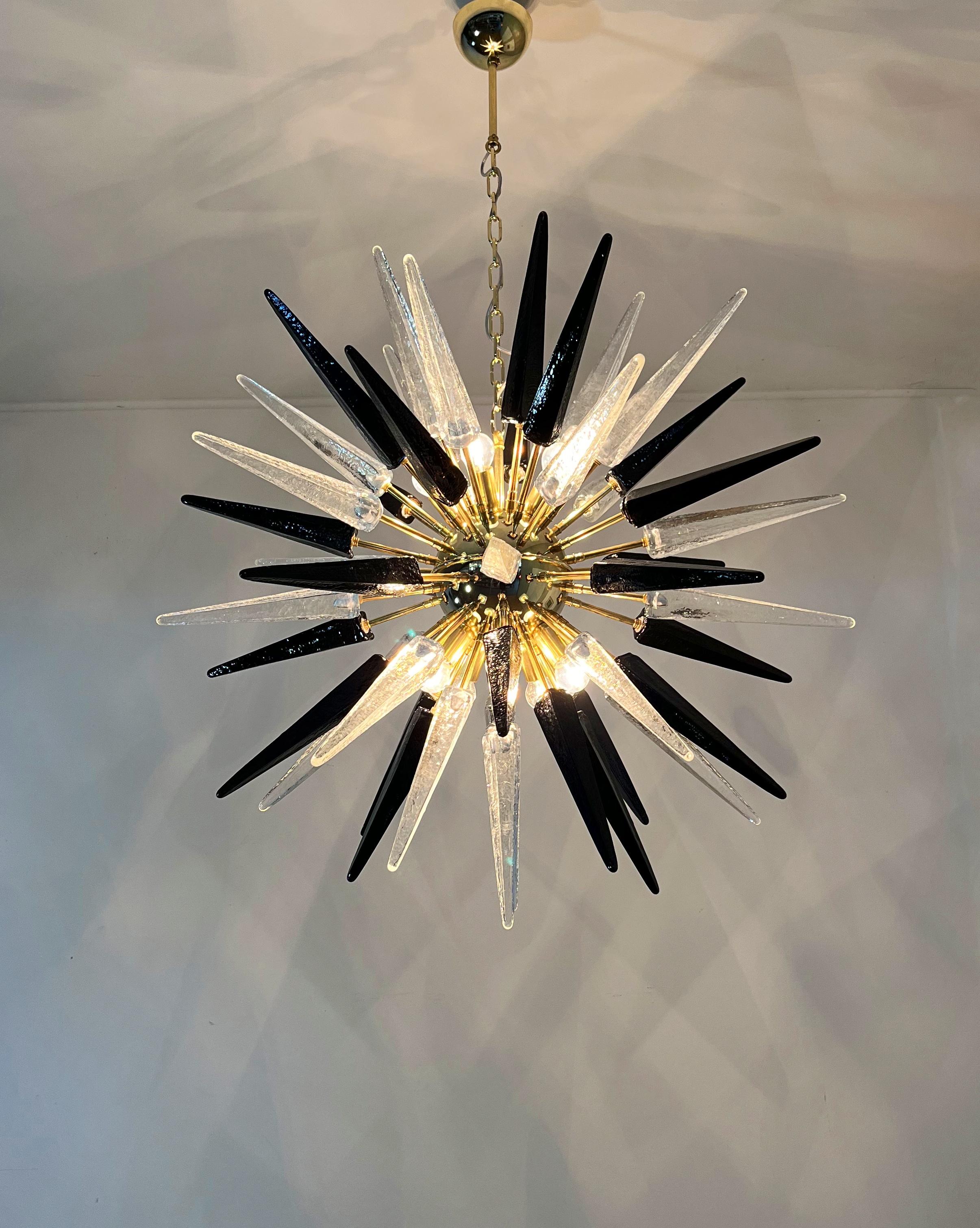 Exceptionnel Lustre Spoutnik en verre trasparent et noir de Murano - 51 verres en vente 2