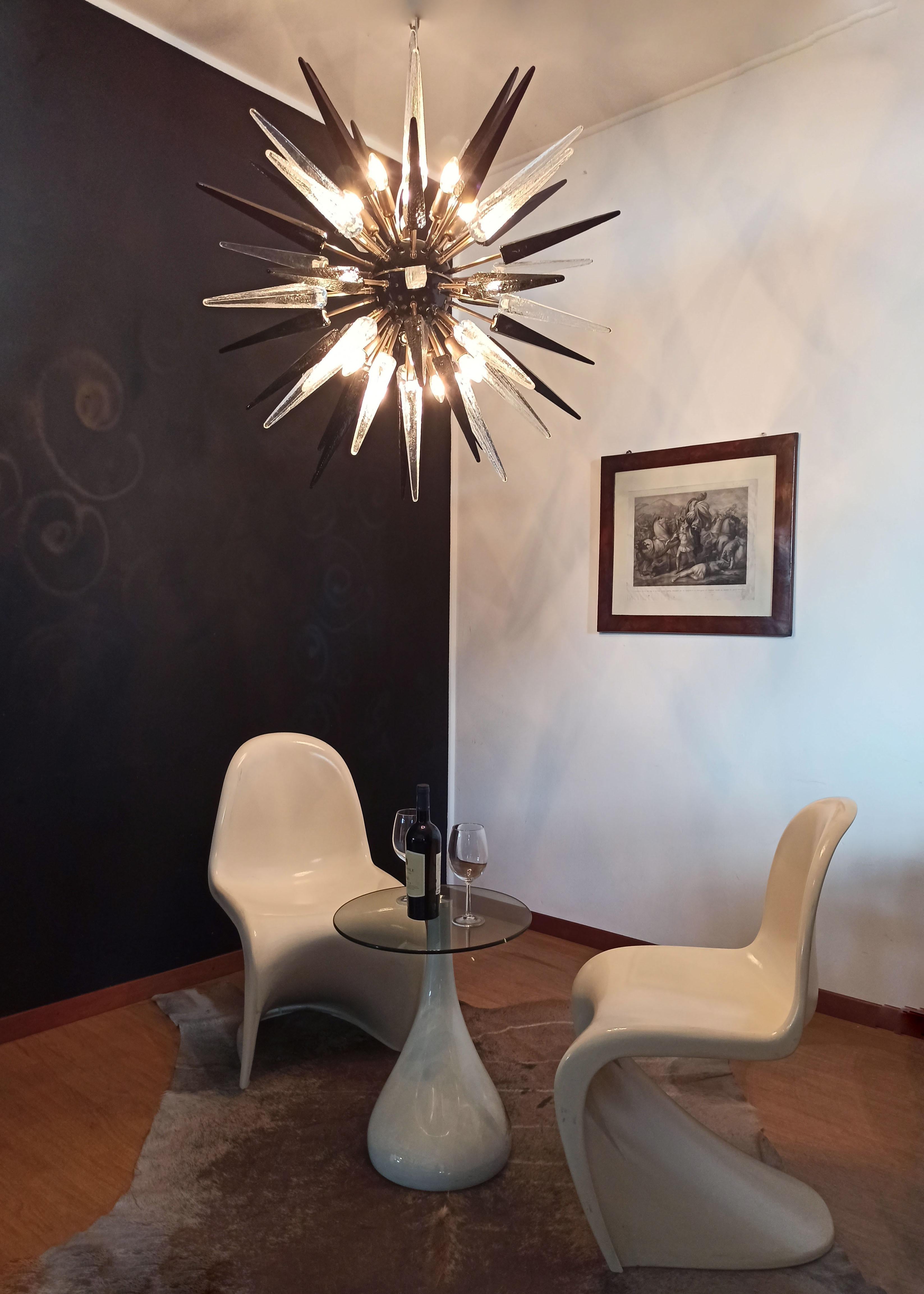 Exceptional Murano trasparent and black Glass Sputnik Chandelier - 51 glasses en venta 2