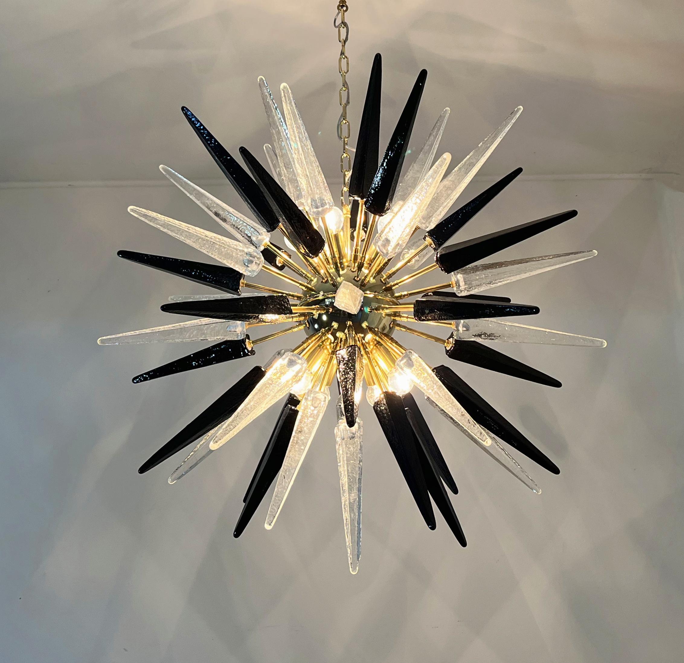 Exceptionnel Lustre Spoutnik en verre trasparent et noir de Murano - 51 verres en vente 3
