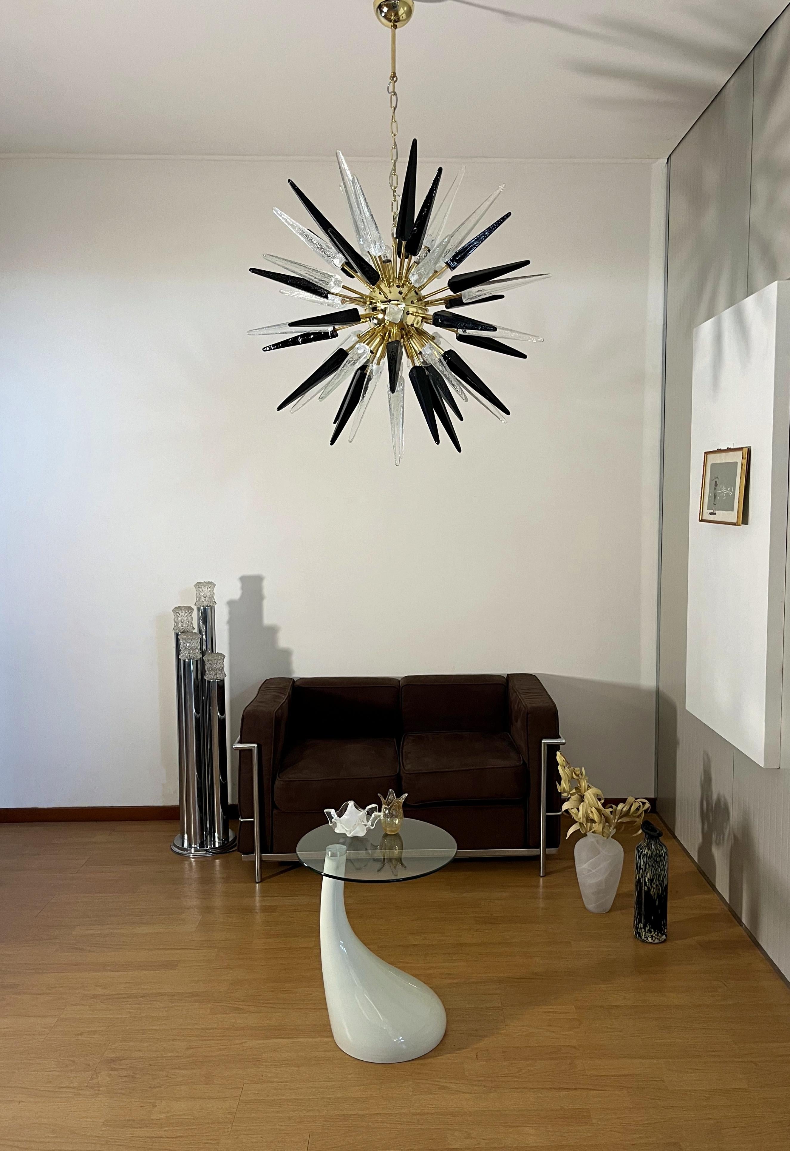 Exceptionnel Lustre Spoutnik en verre trasparent et noir de Murano - 51 verres en vente 4
