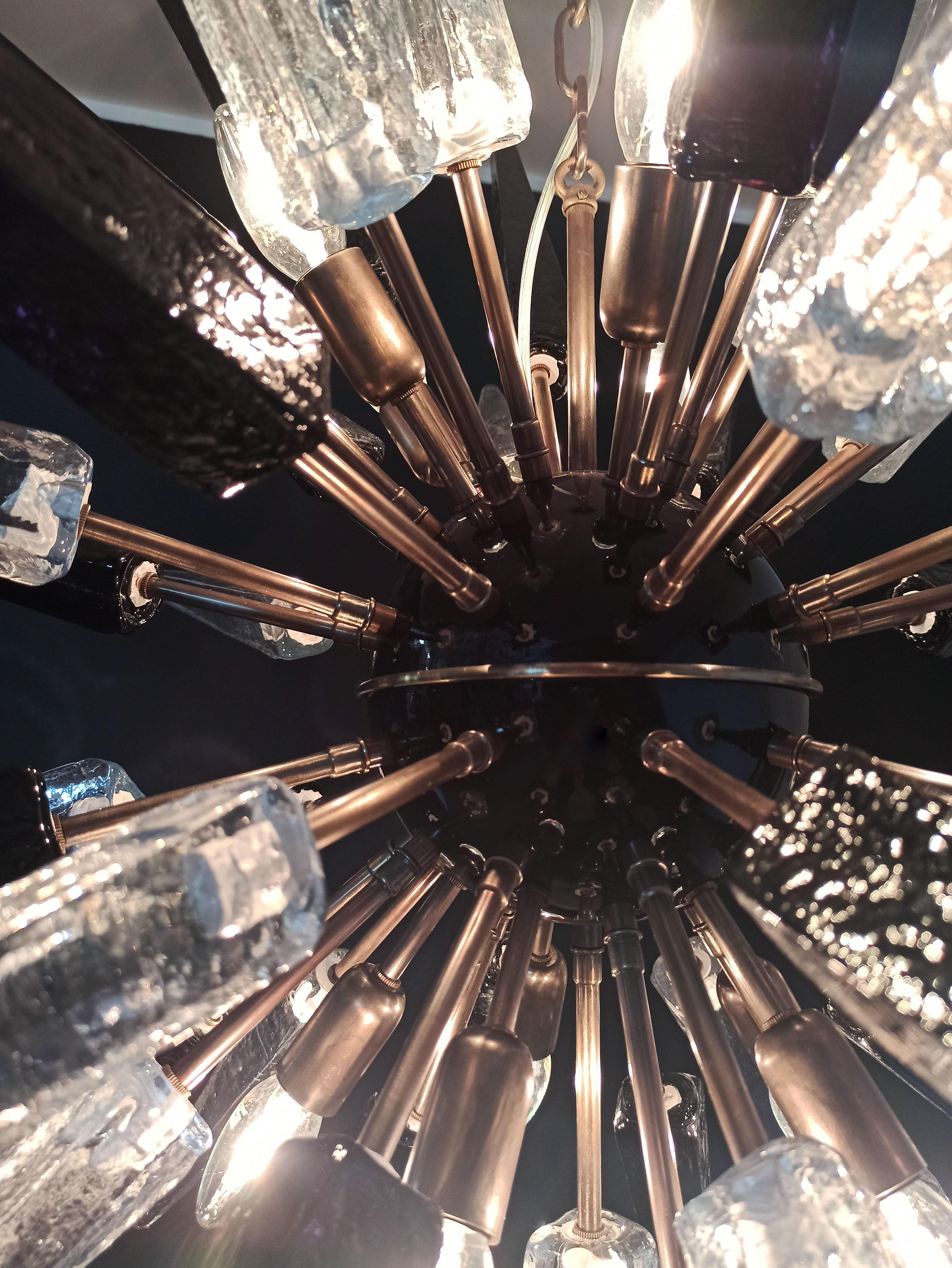 Exceptional Murano trasparent and black Glass Sputnik Chandelier - 51 glasses en venta 5