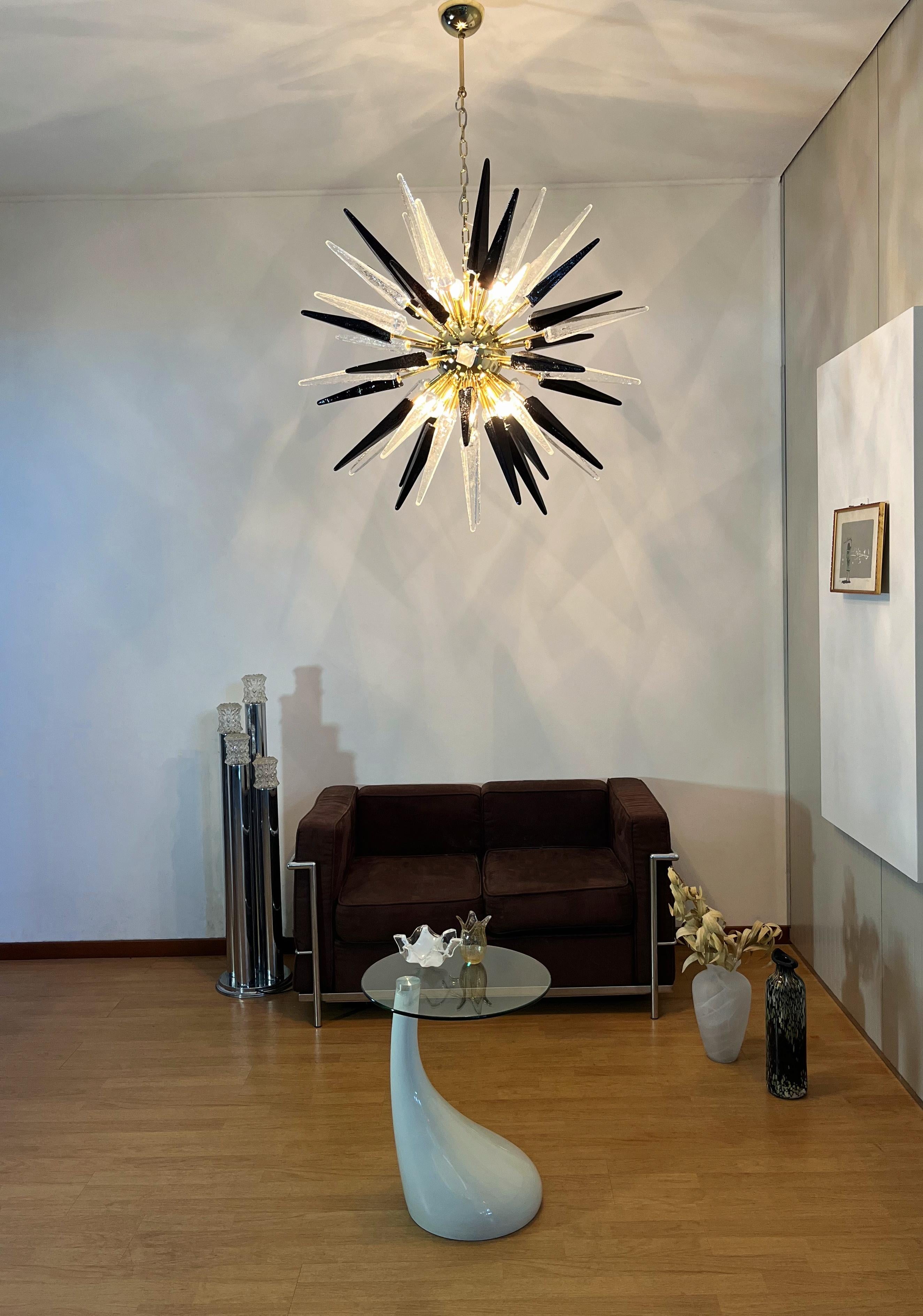 Exceptionnel Lustre Spoutnik en verre trasparent et noir de Murano - 51 verres en vente 6