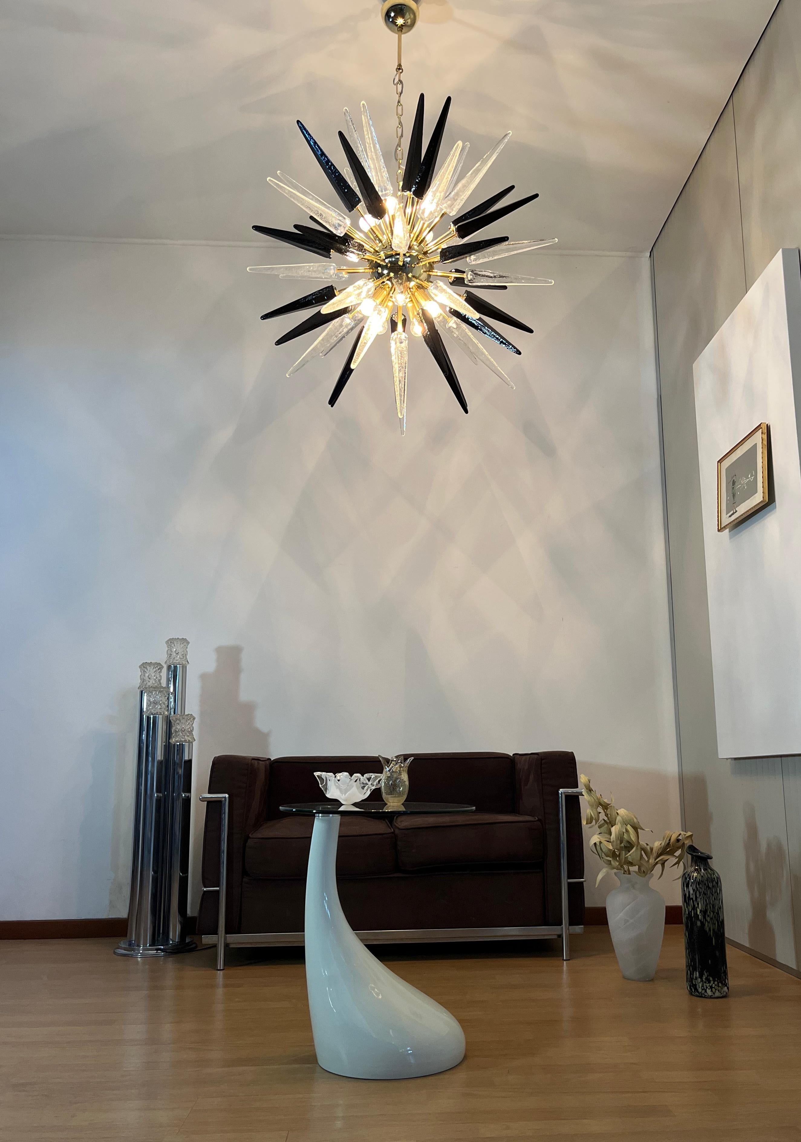 Exceptionnel Lustre Spoutnik en verre trasparent et noir de Murano - 51 verres en vente 7