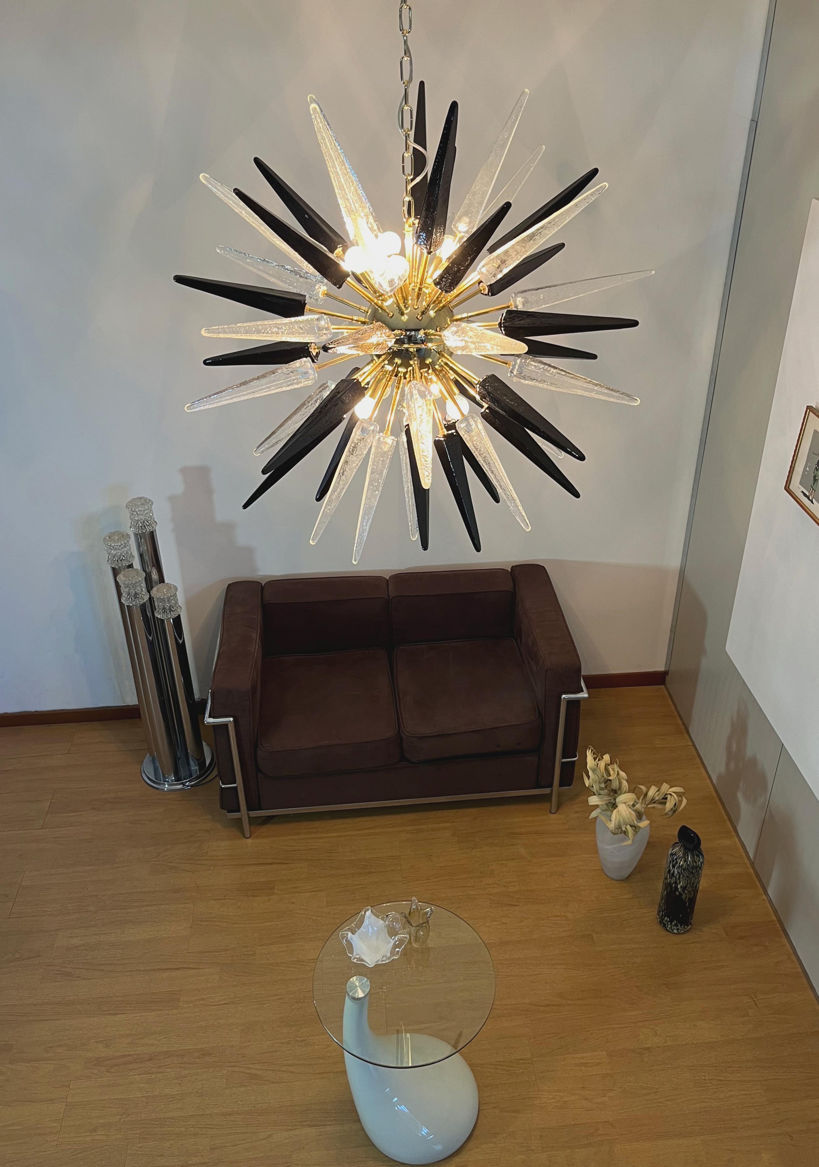 Exceptionnel Lustre Spoutnik en verre trasparent et noir de Murano - 51 verres en vente 8