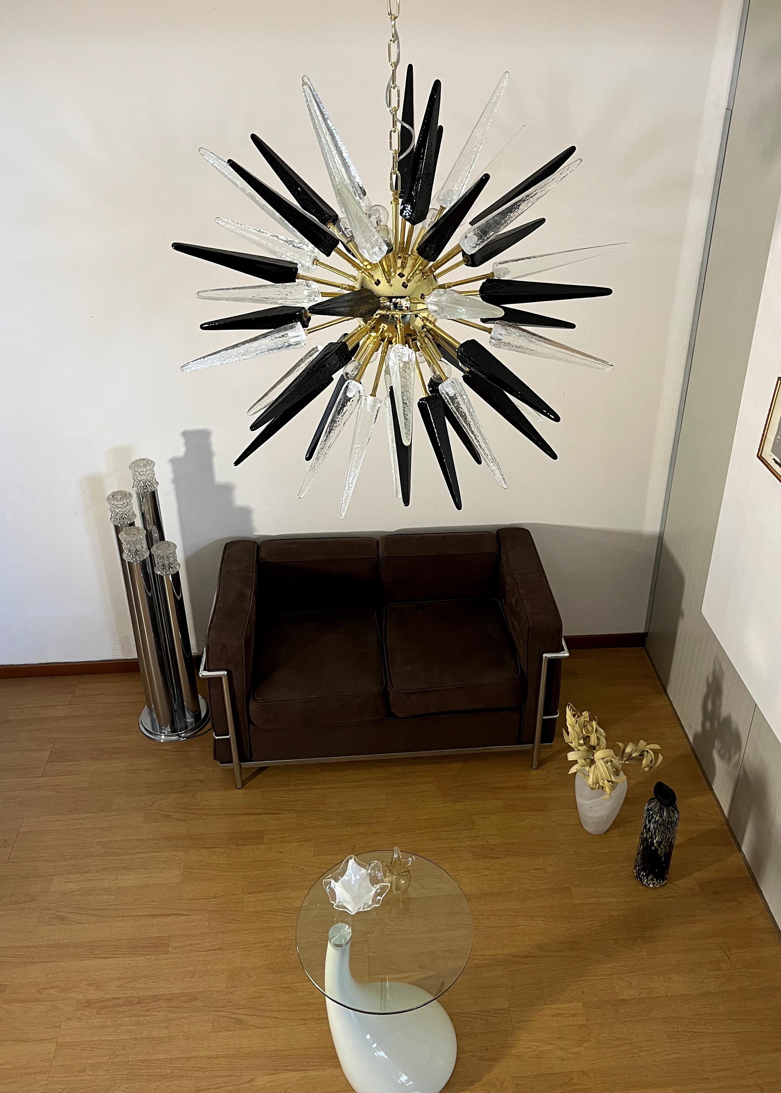 Exceptionnel Lustre Spoutnik en verre trasparent et noir de Murano - 51 verres en vente 9
